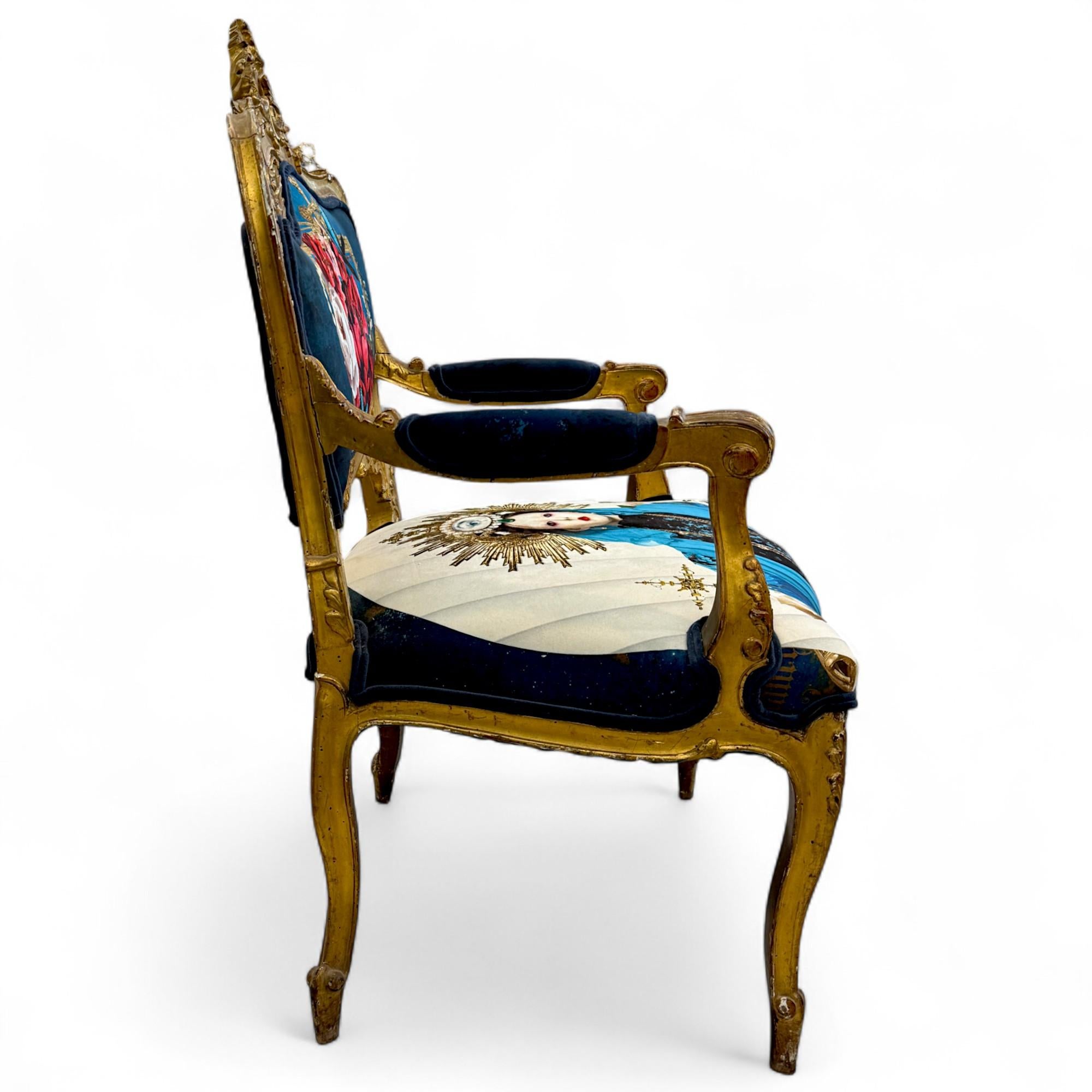 Paire de fauteuils dorés de style Louis XV avec tapisserie à iconographie surréaliste en vente 3