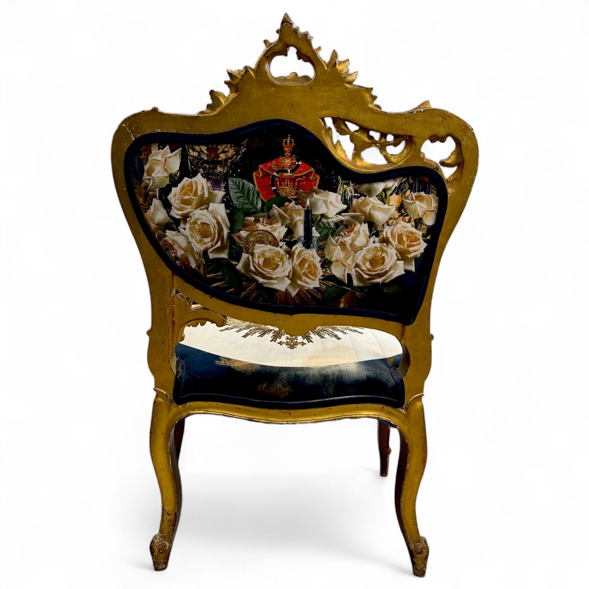 Paire de fauteuils dorés de style Louis XV avec tapisserie à iconographie surréaliste en vente 4