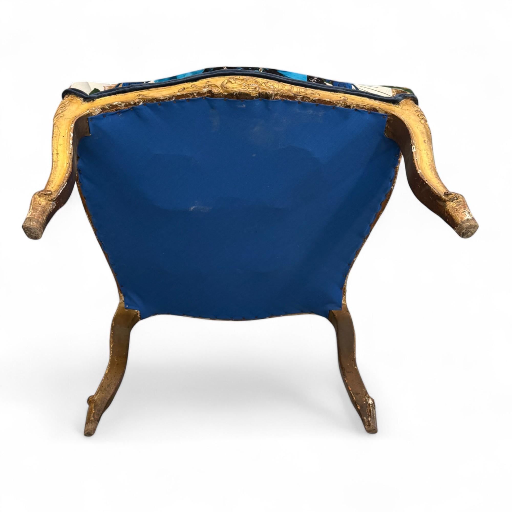 Paire de fauteuils dorés de style Louis XV avec tapisserie à iconographie surréaliste en vente 5