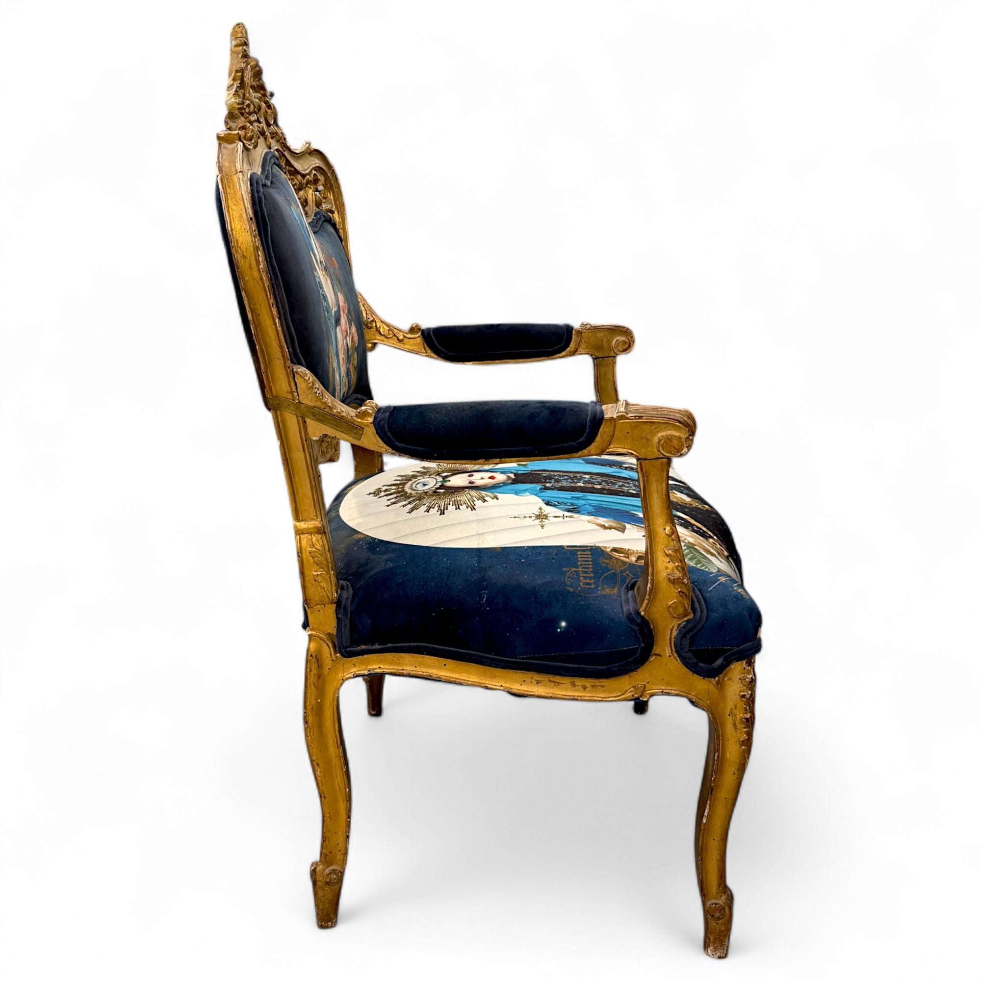 Paire de fauteuils dorés de style Louis XV avec tapisserie à iconographie surréaliste en vente 8