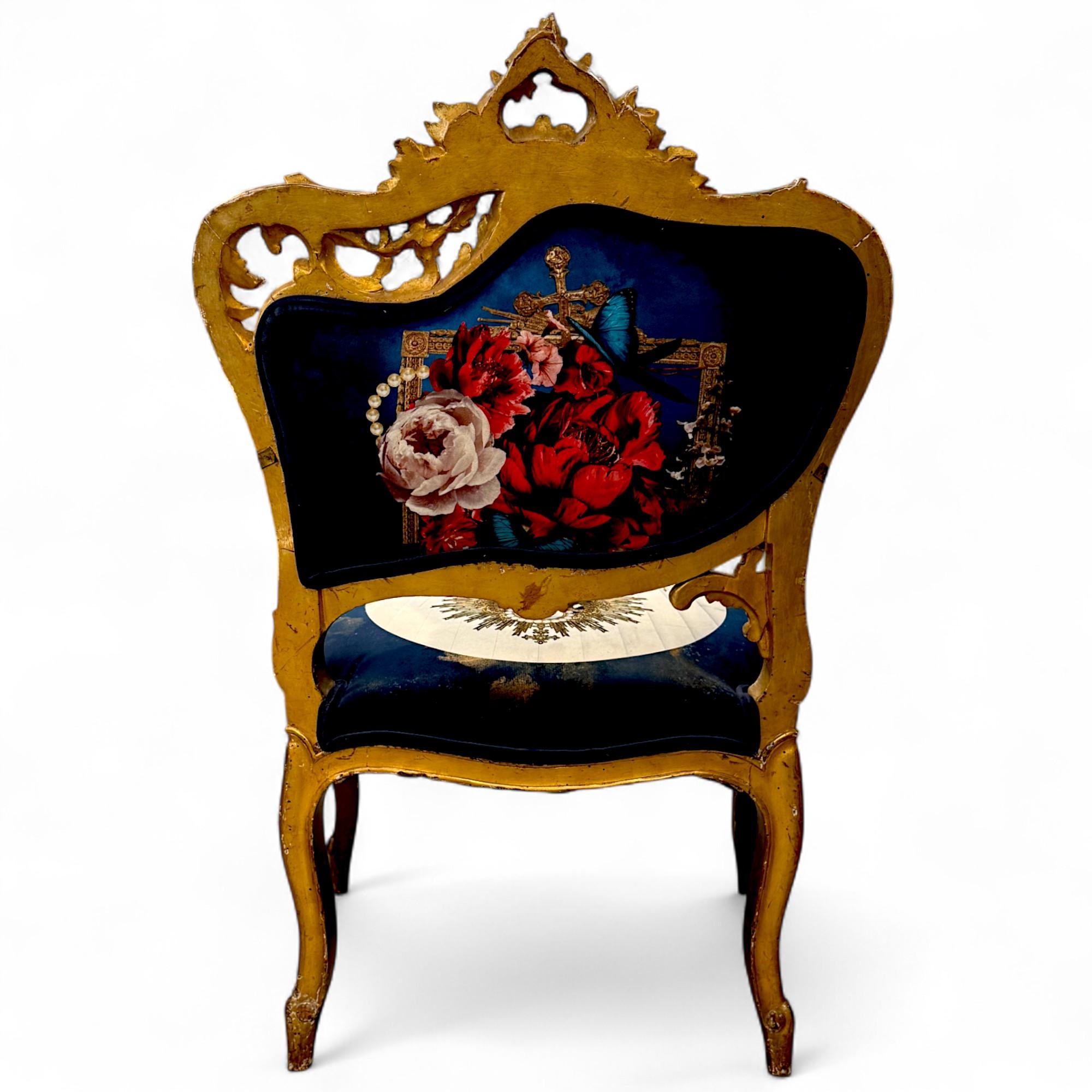 Paire de fauteuils dorés de style Louis XV avec tapisserie à iconographie surréaliste en vente 9