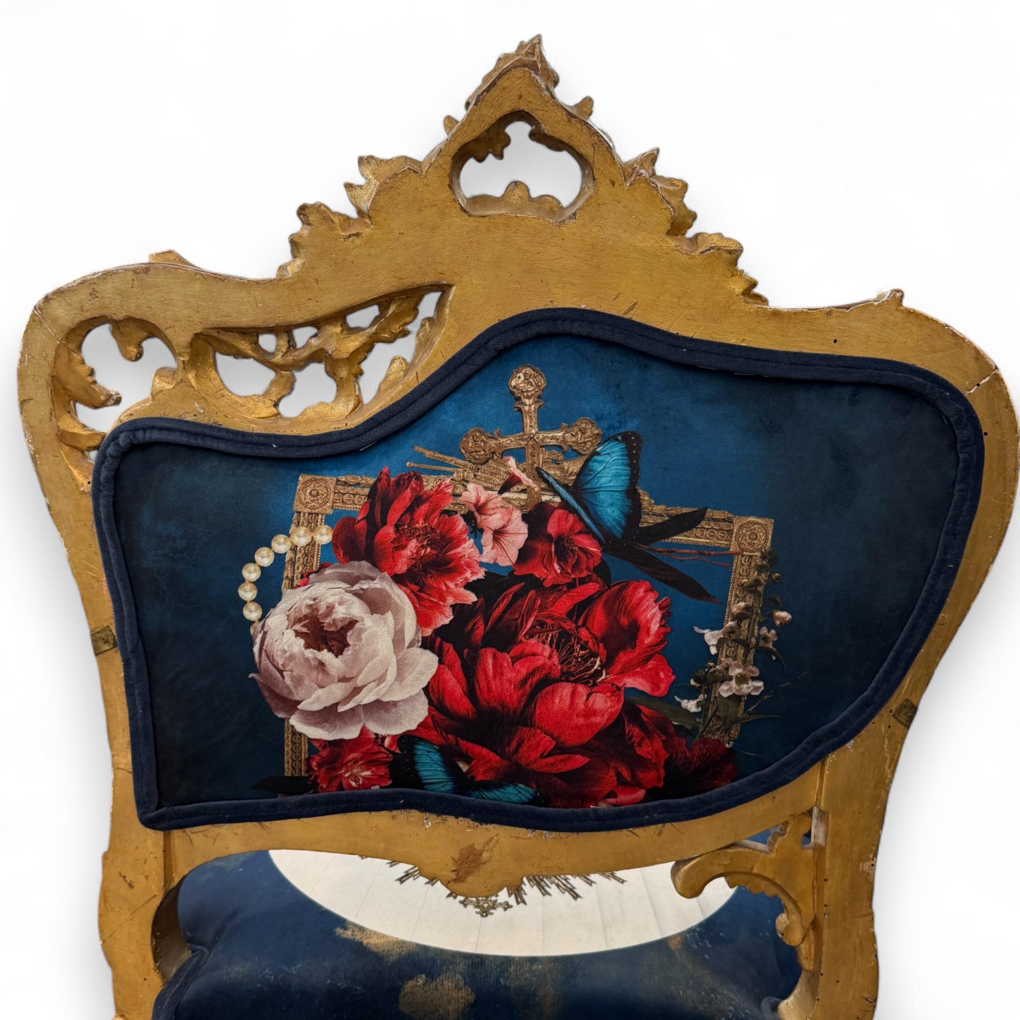 Paire de fauteuils dorés de style Louis XV avec tapisserie à iconographie surréaliste en vente 10