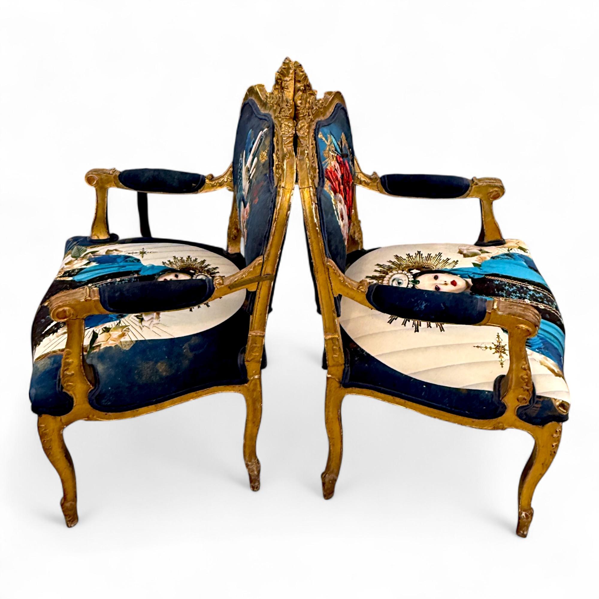 Français Paire de fauteuils dorés de style Louis XV avec tapisserie à iconographie surréaliste en vente