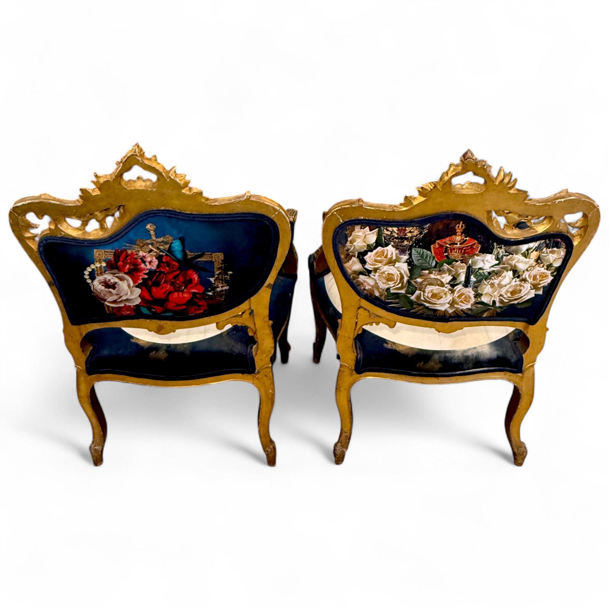 Sculpté à la main Paire de fauteuils dorés de style Louis XV avec tapisserie à iconographie surréaliste en vente