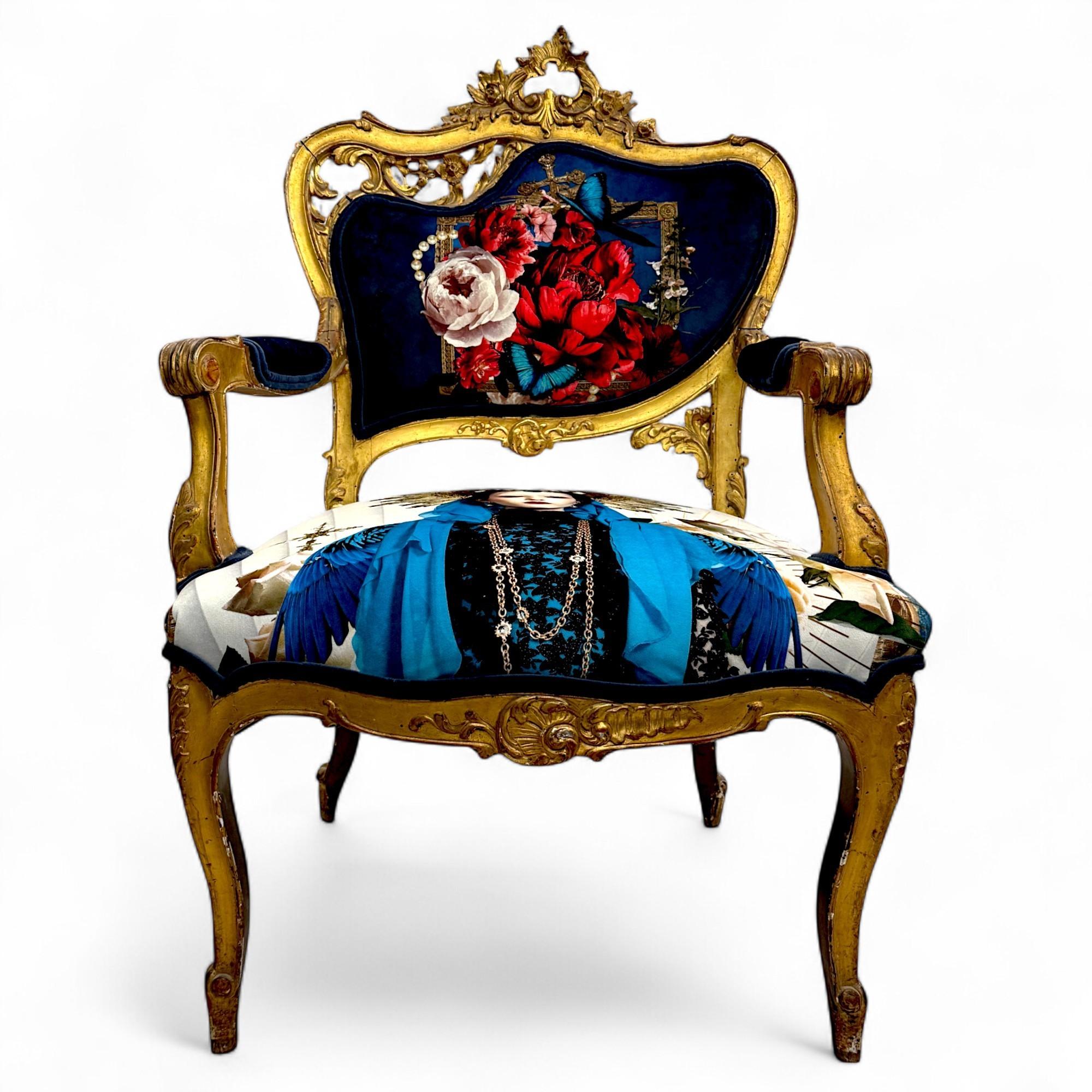 Paire de fauteuils dorés de style Louis XV avec tapisserie à iconographie surréaliste Bon état - En vente à NICE, FR