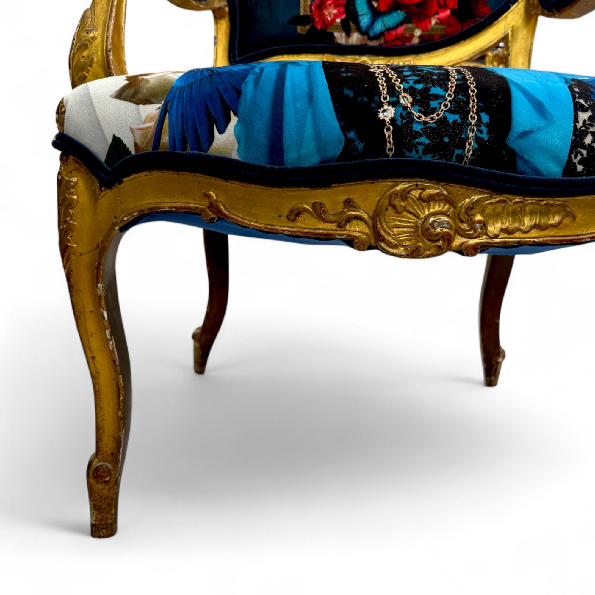 XIXe siècle Paire de fauteuils dorés de style Louis XV avec tapisserie à iconographie surréaliste en vente