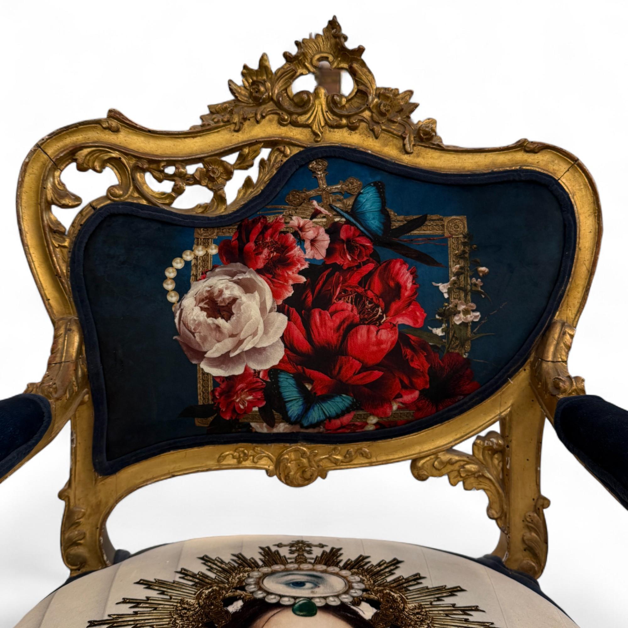 Paire de fauteuils dorés de style Louis XV avec tapisserie à iconographie surréaliste en vente 1