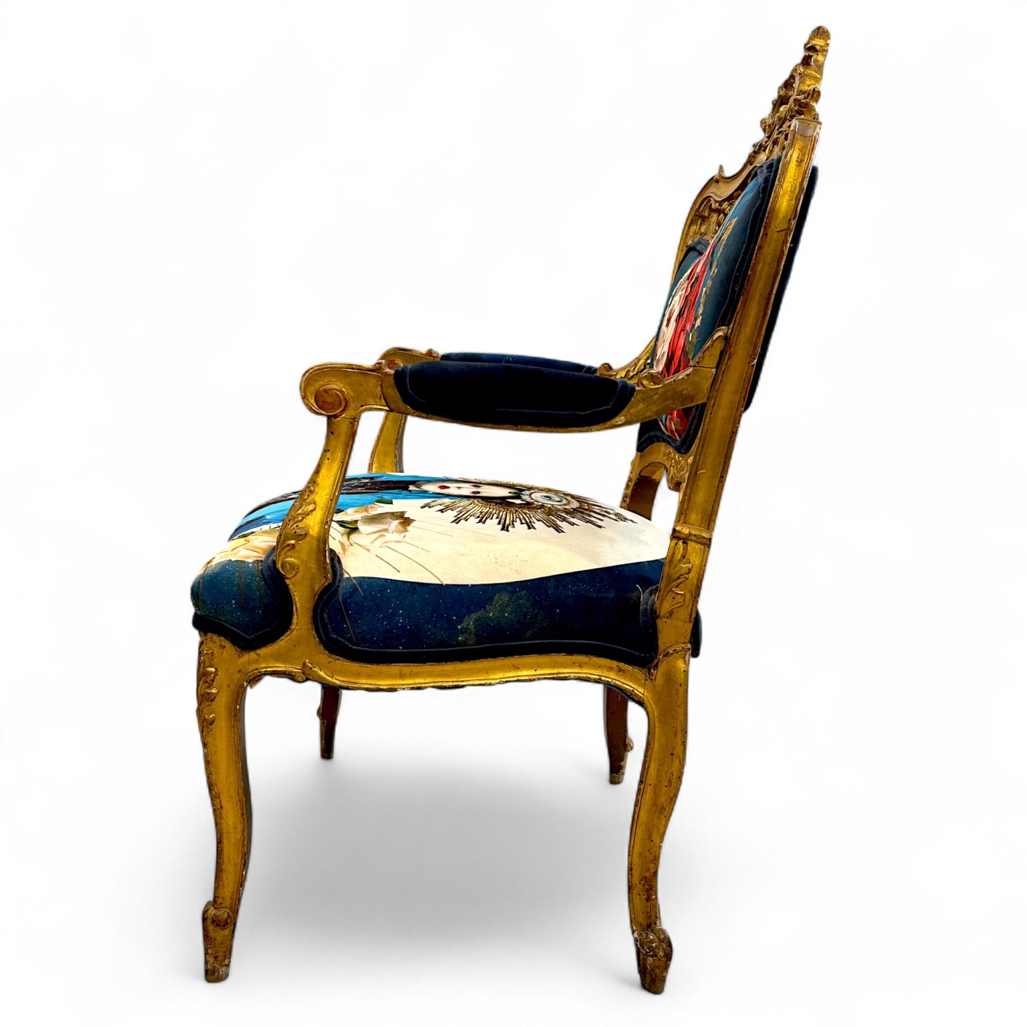 Paire de fauteuils dorés de style Louis XV avec tapisserie à iconographie surréaliste en vente 2
