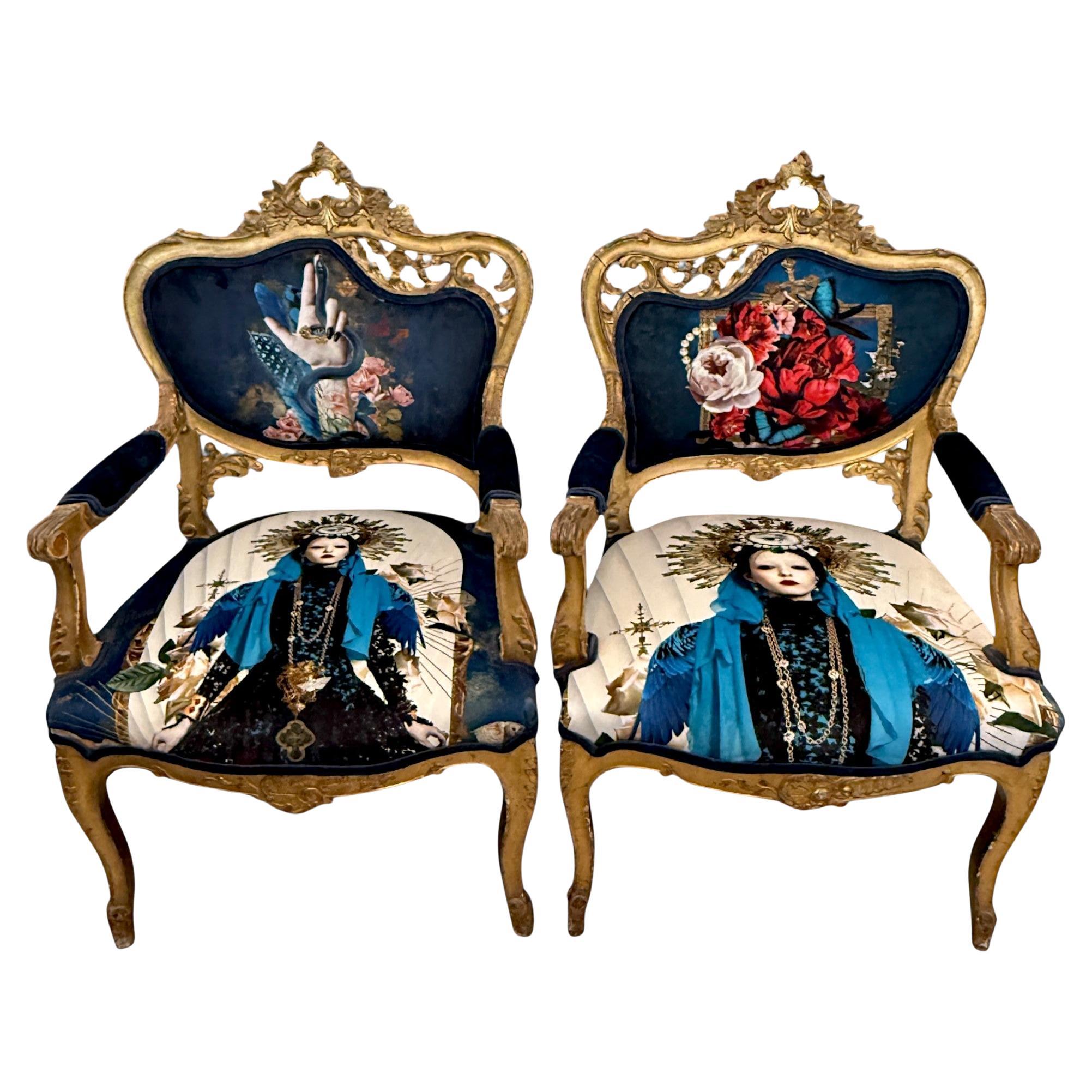 Paire de fauteuils dorés de style Louis XV avec tapisserie à iconographie surréaliste en vente