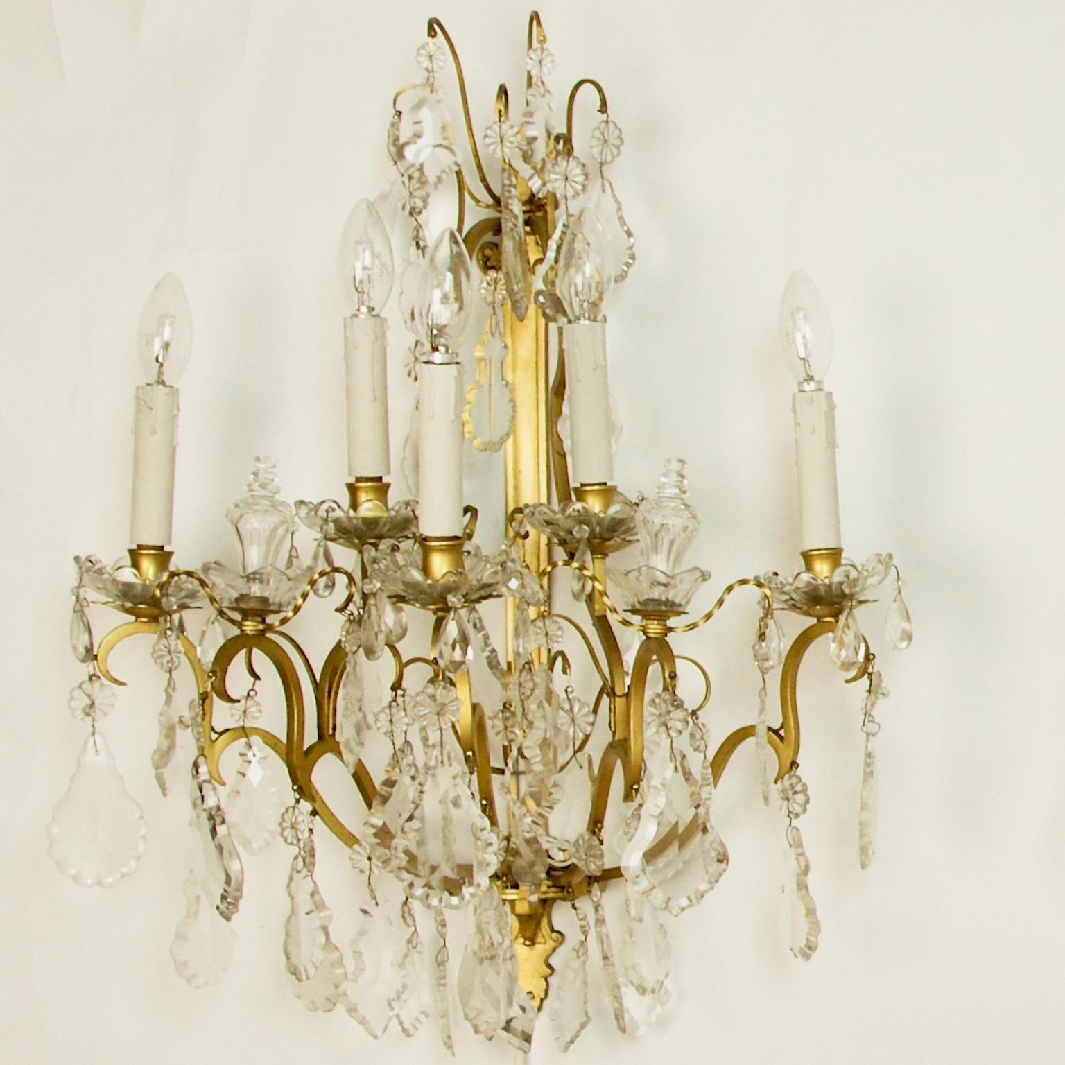Français Paire d'appliques ou de lanternes de style Louis XV en bronze doré et cristal taillé à 5 lumières en vente