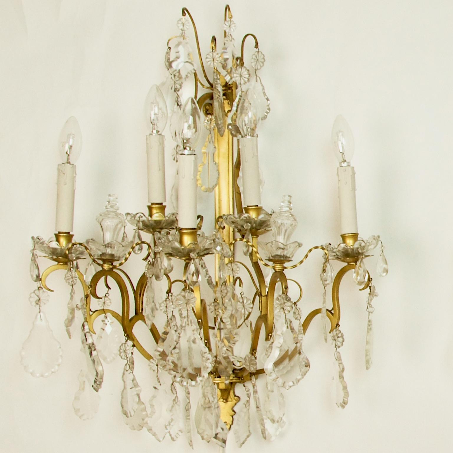 Pareja de candelabros o apliques de 5 luces de bronce dorado y cristal tallado, estilo Luis XV Francés en venta