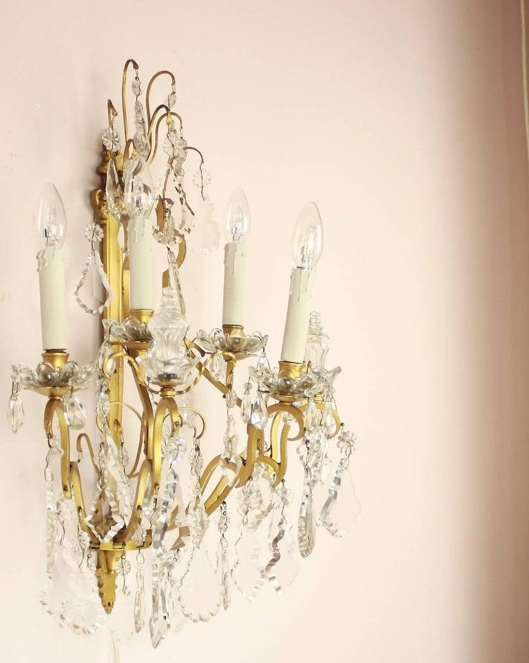 Pareja de candelabros o apliques de 5 luces de bronce dorado y cristal tallado, estilo Luis XV Bronce en venta