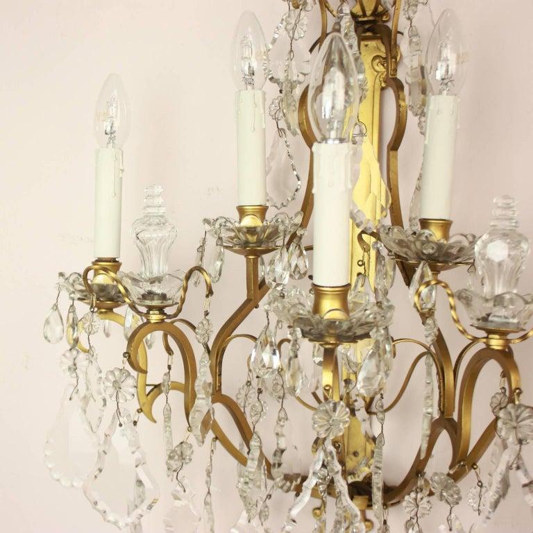 Paire d'appliques ou de lanternes de style Louis XV en bronze doré et cristal taillé à 5 lumières en vente 1