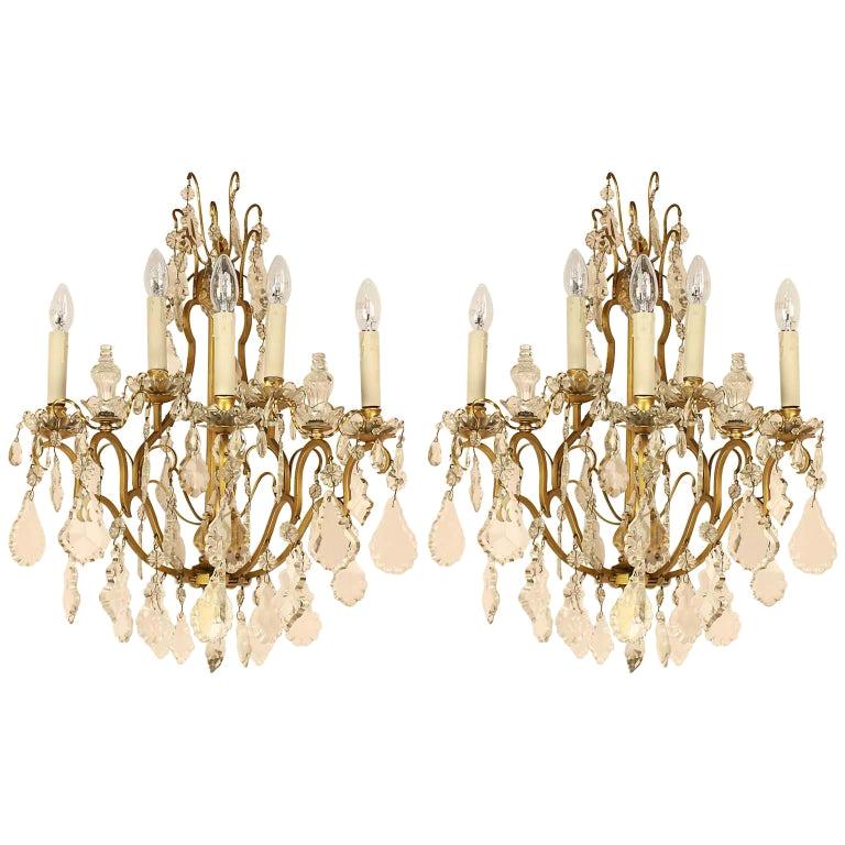 Pareja de candelabros o apliques de 5 luces de bronce dorado y cristal tallado, estilo Luis XV en venta