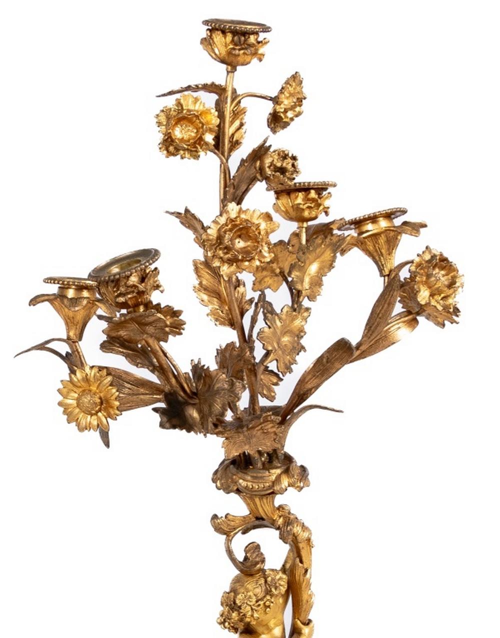 Neoclassico Coppia di candelabri figurativi in bronzo dorato in stile Luigi XV in vendita