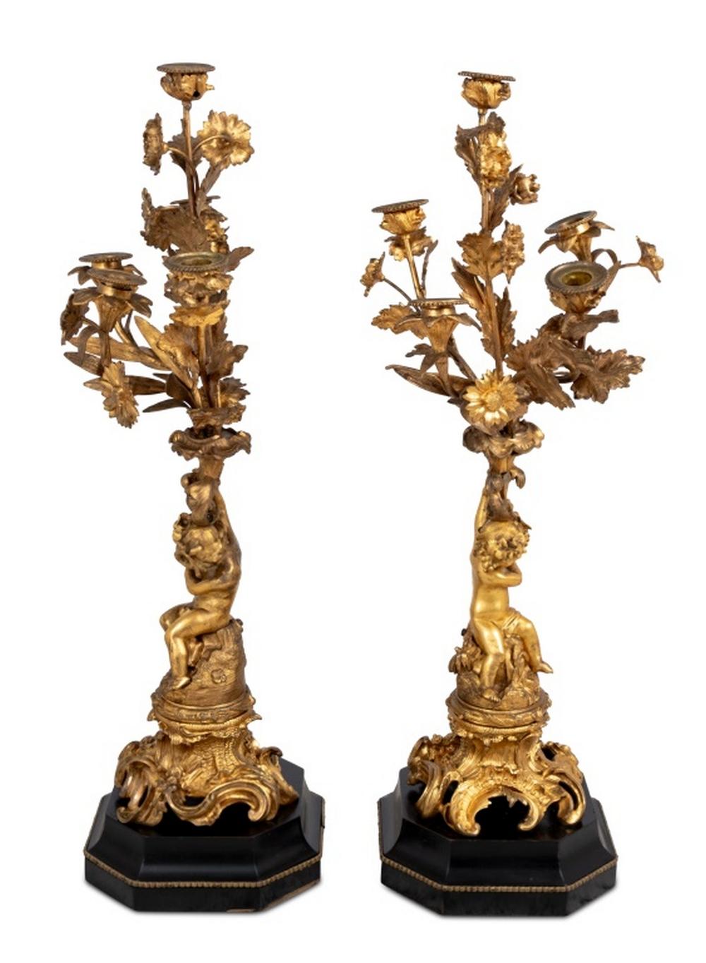 Europeo Coppia di candelabri figurativi in bronzo dorato in stile Luigi XV in vendita