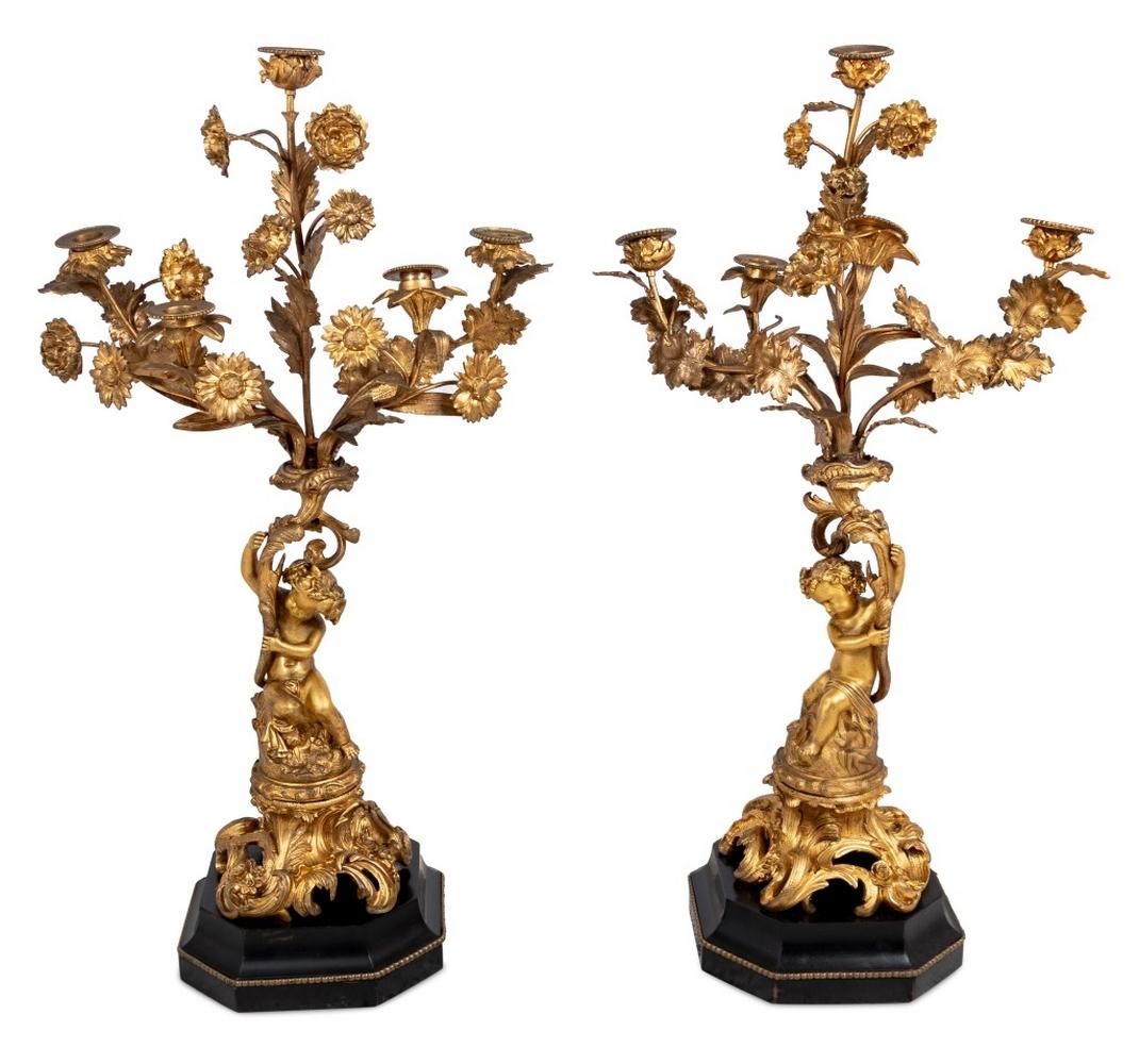Coppia di candelabri figurativi in bronzo dorato in stile Luigi XV In condizioni buone in vendita a Astoria, NY