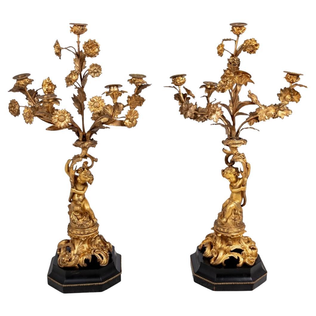 Paire de candélabres figuratifs de style Louis XV en bronze doré