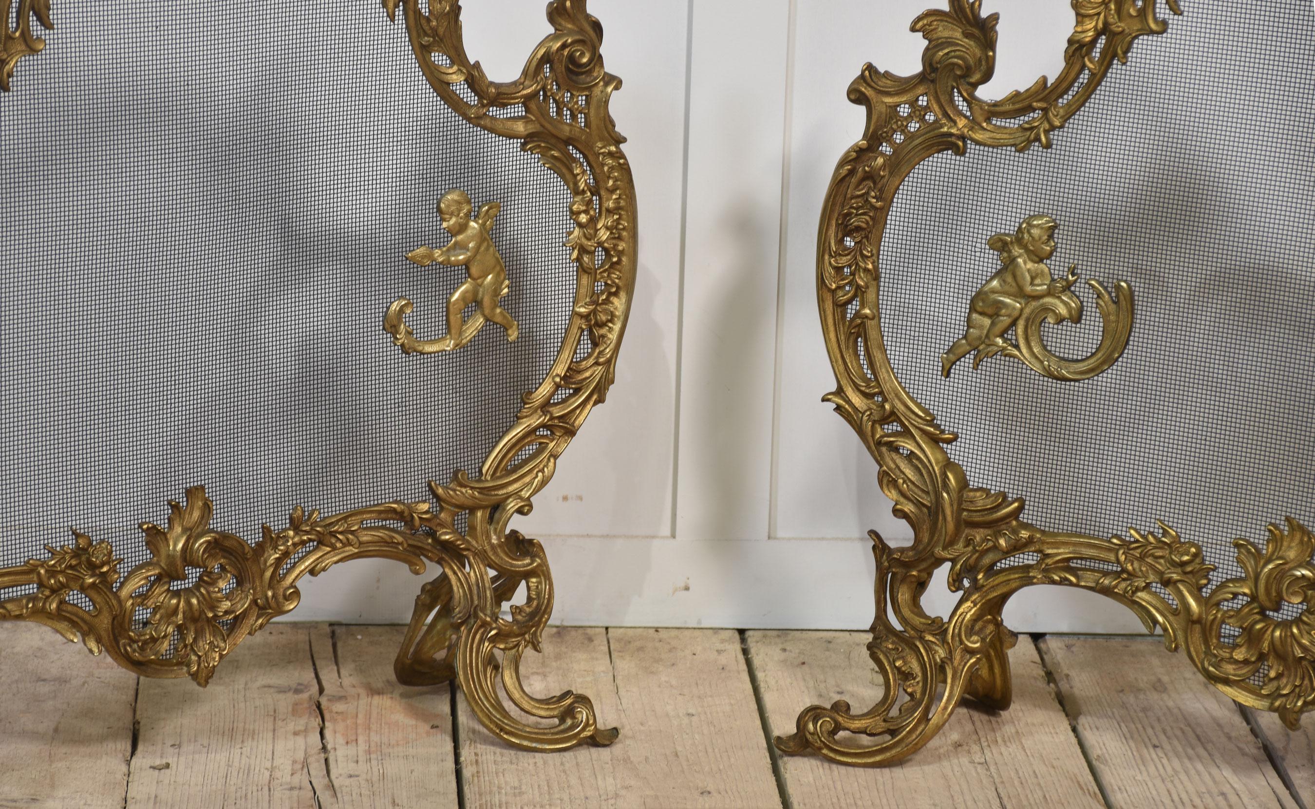 Britannico Coppia di parafuoco in bronzo dorato in stile Luigi XV in vendita