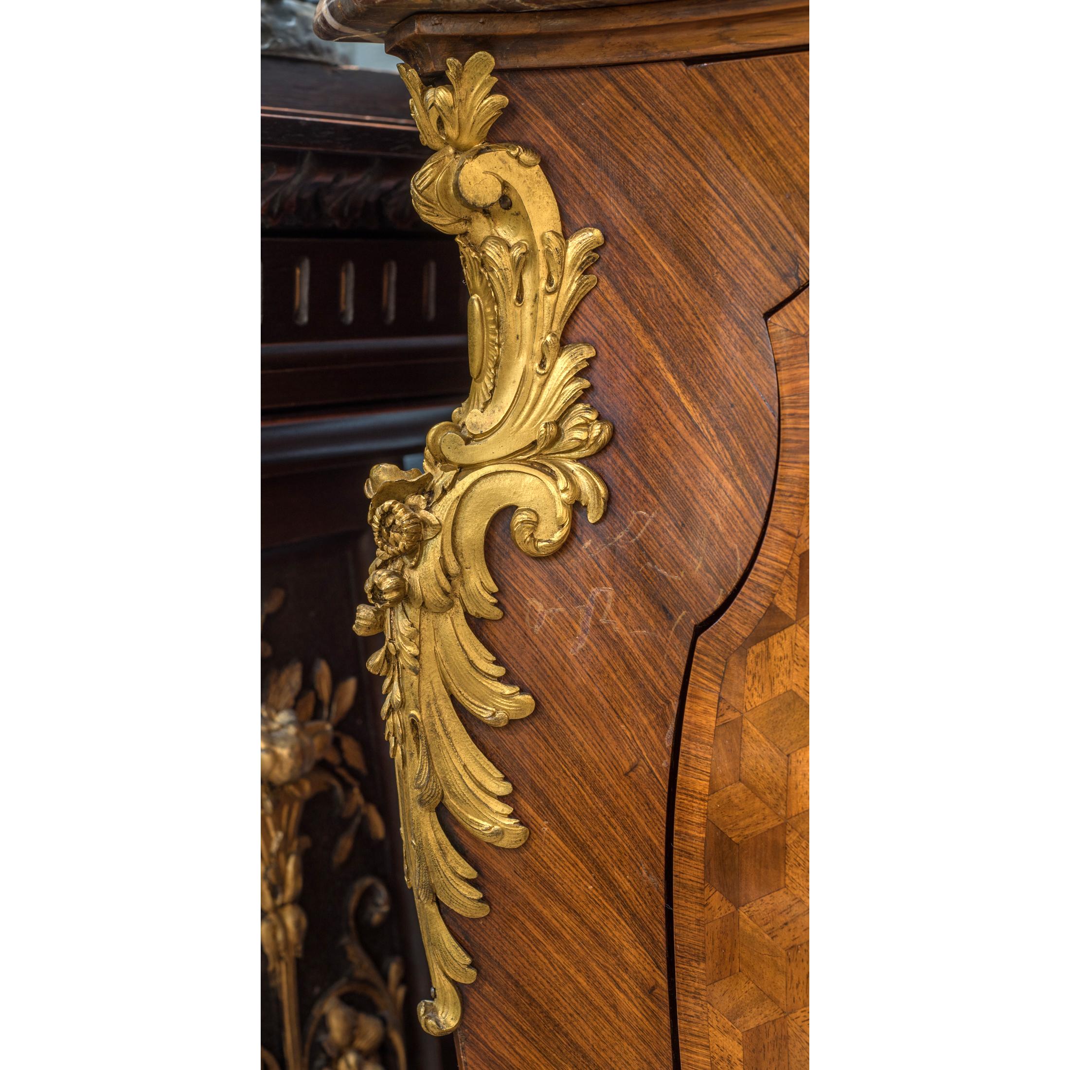 XIX secolo Coppia di commode con piano in marmo in stile Luigi XV montate su bronzo dorato in vendita