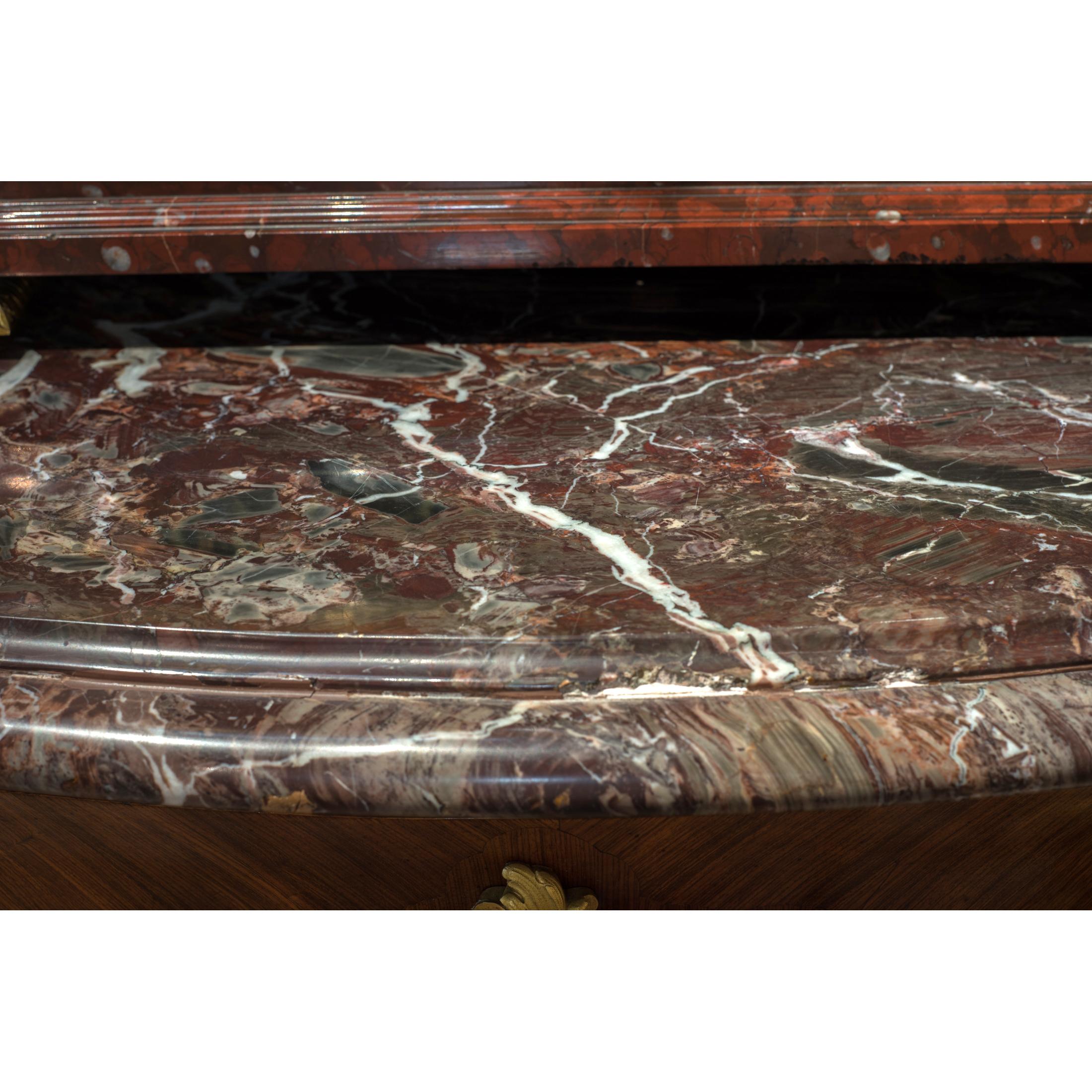 Marmo Coppia di commode con piano in marmo in stile Luigi XV montate su bronzo dorato in vendita