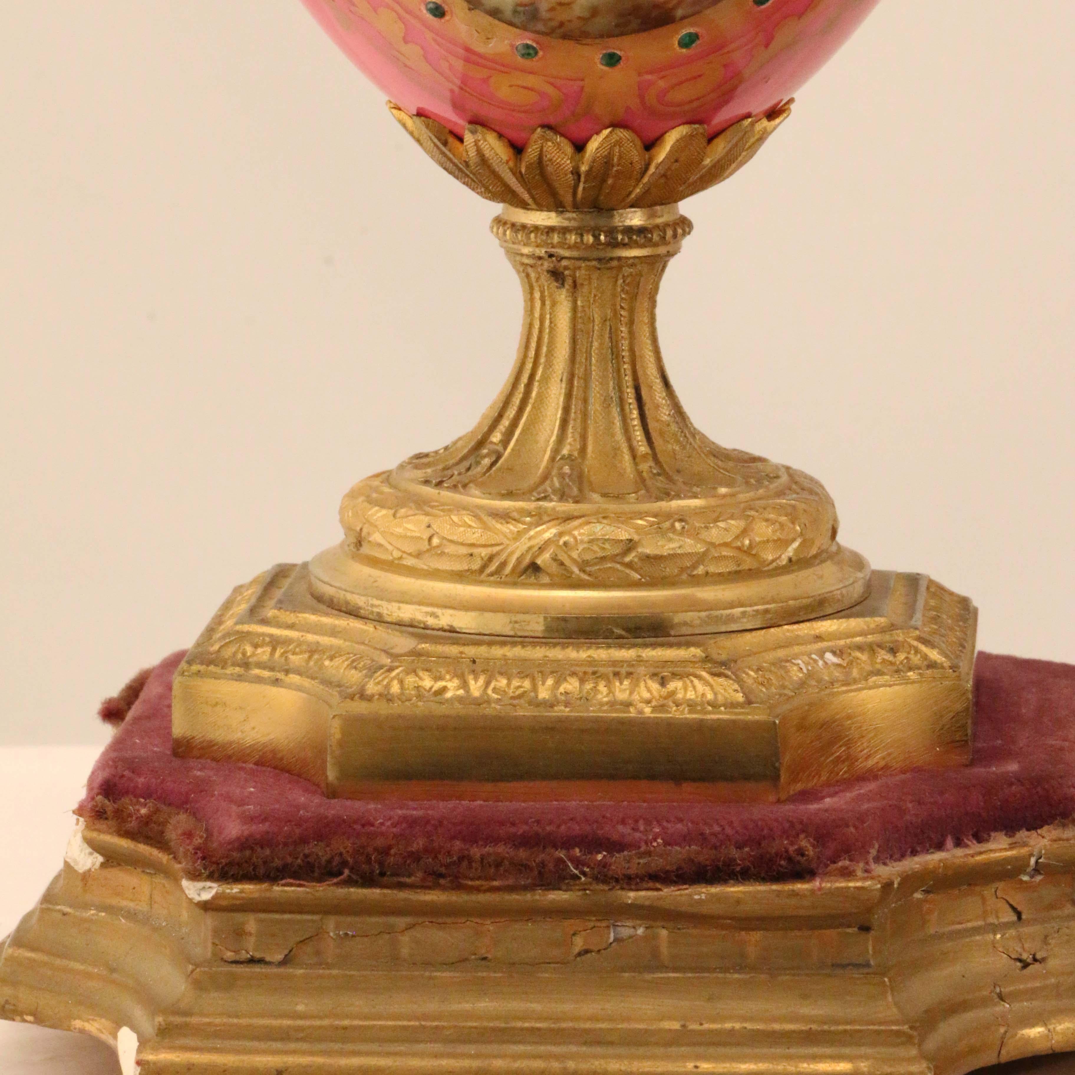 Paar vergoldete Bronze-Urnen im Louis XV-Stil mit rosafarbenem Porzellanüberzug im Angebot 3