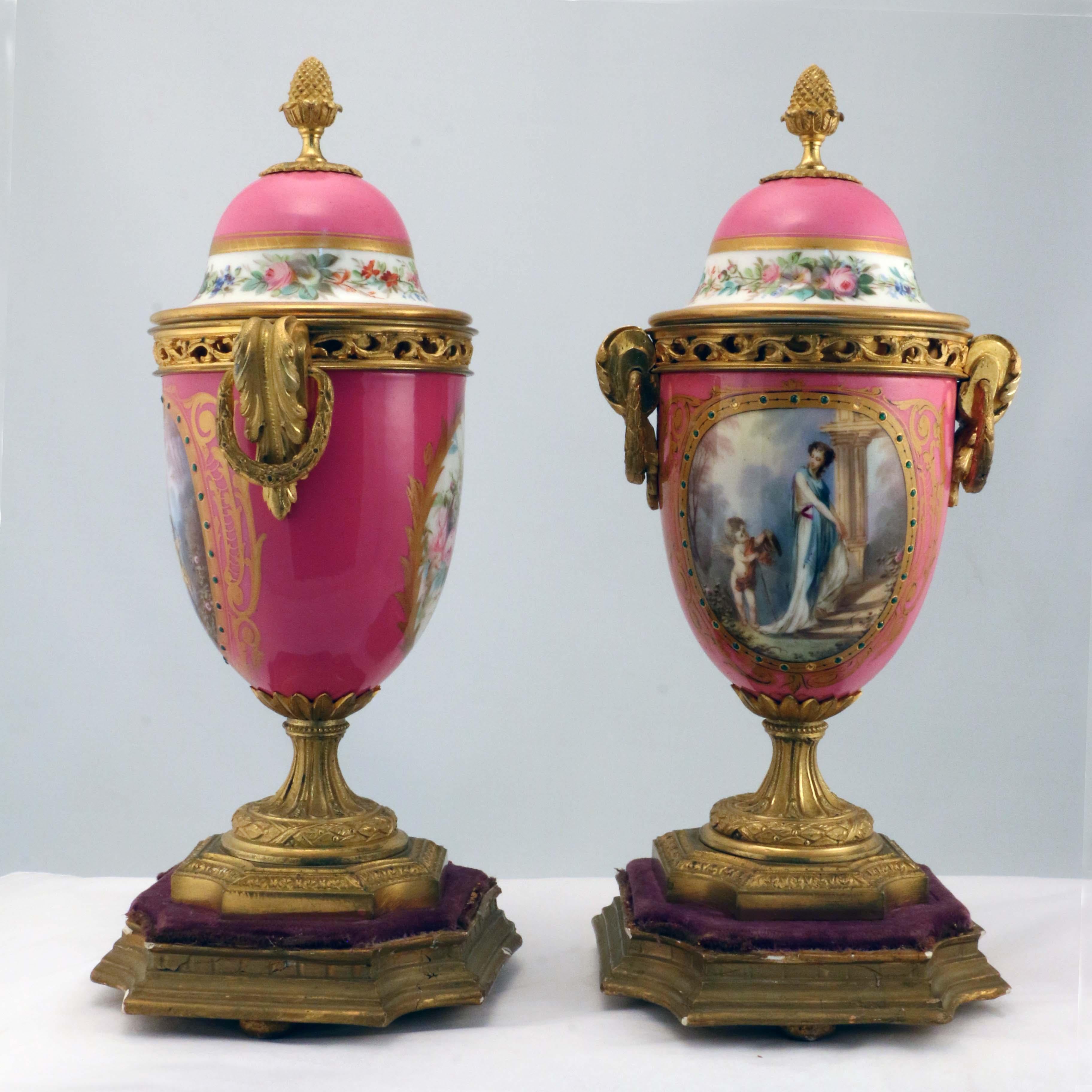 Paar vergoldete Bronze-Urnen im Louis XV-Stil mit rosafarbenem Porzellanüberzug (Louis XV.) im Angebot