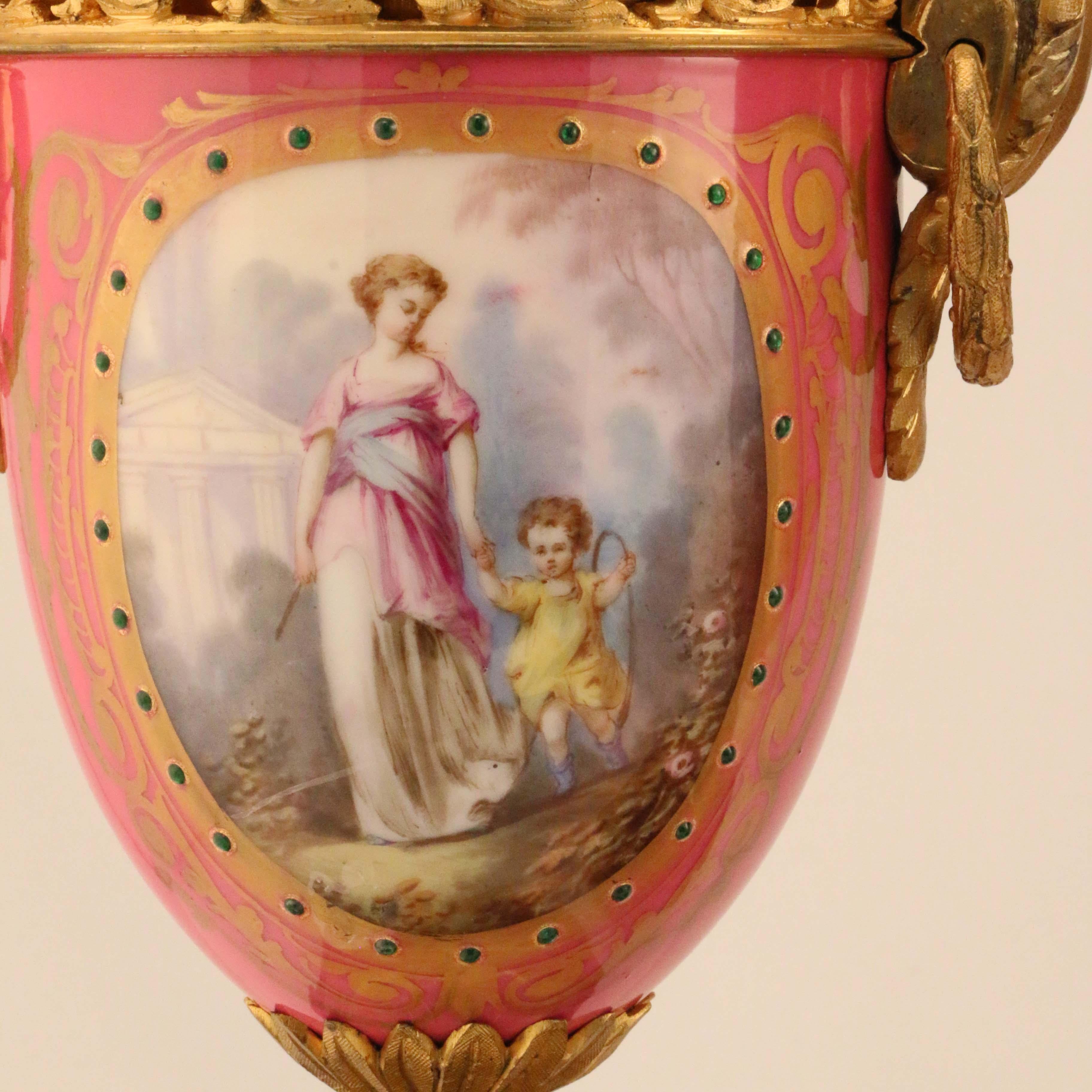 Paar vergoldete Bronze-Urnen im Louis XV-Stil mit rosafarbenem Porzellanüberzug (Französisch) im Angebot