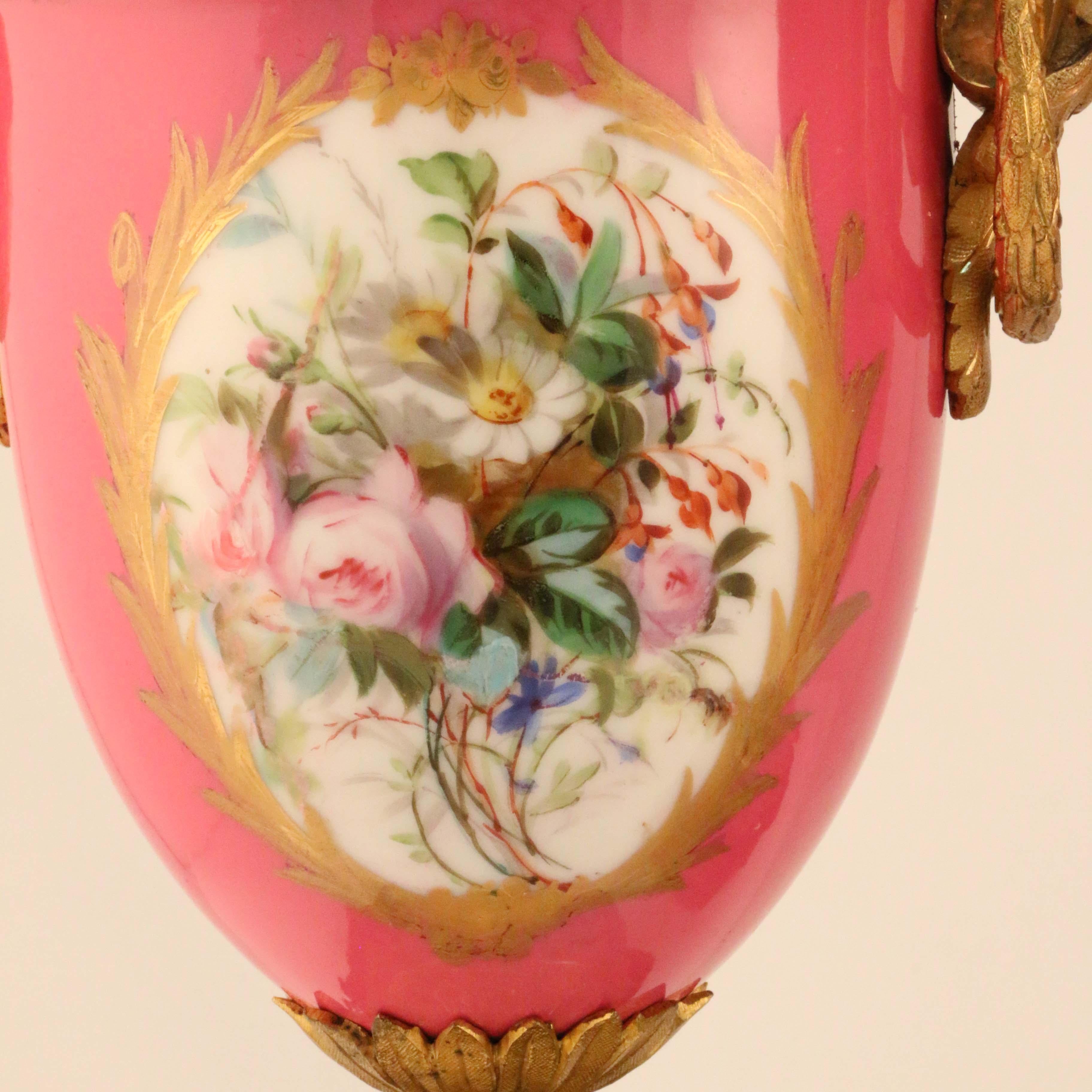 XIXe siècle Paire d'Urnes couvertes en porcelaine rose de Paris de style Louis XV montées en bronze doré en vente