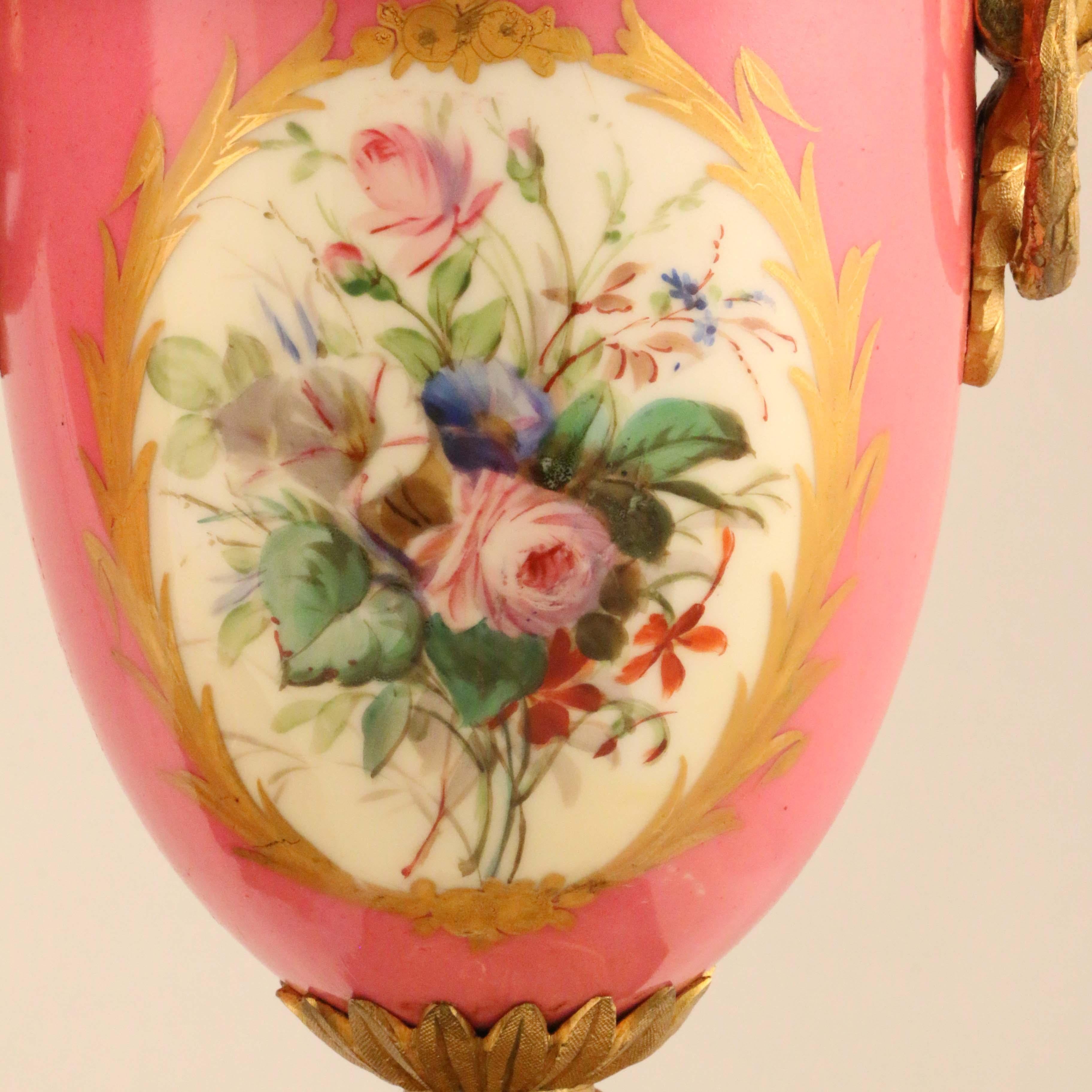 Bronze Paire d'Urnes couvertes en porcelaine rose de Paris de style Louis XV montées en bronze doré en vente