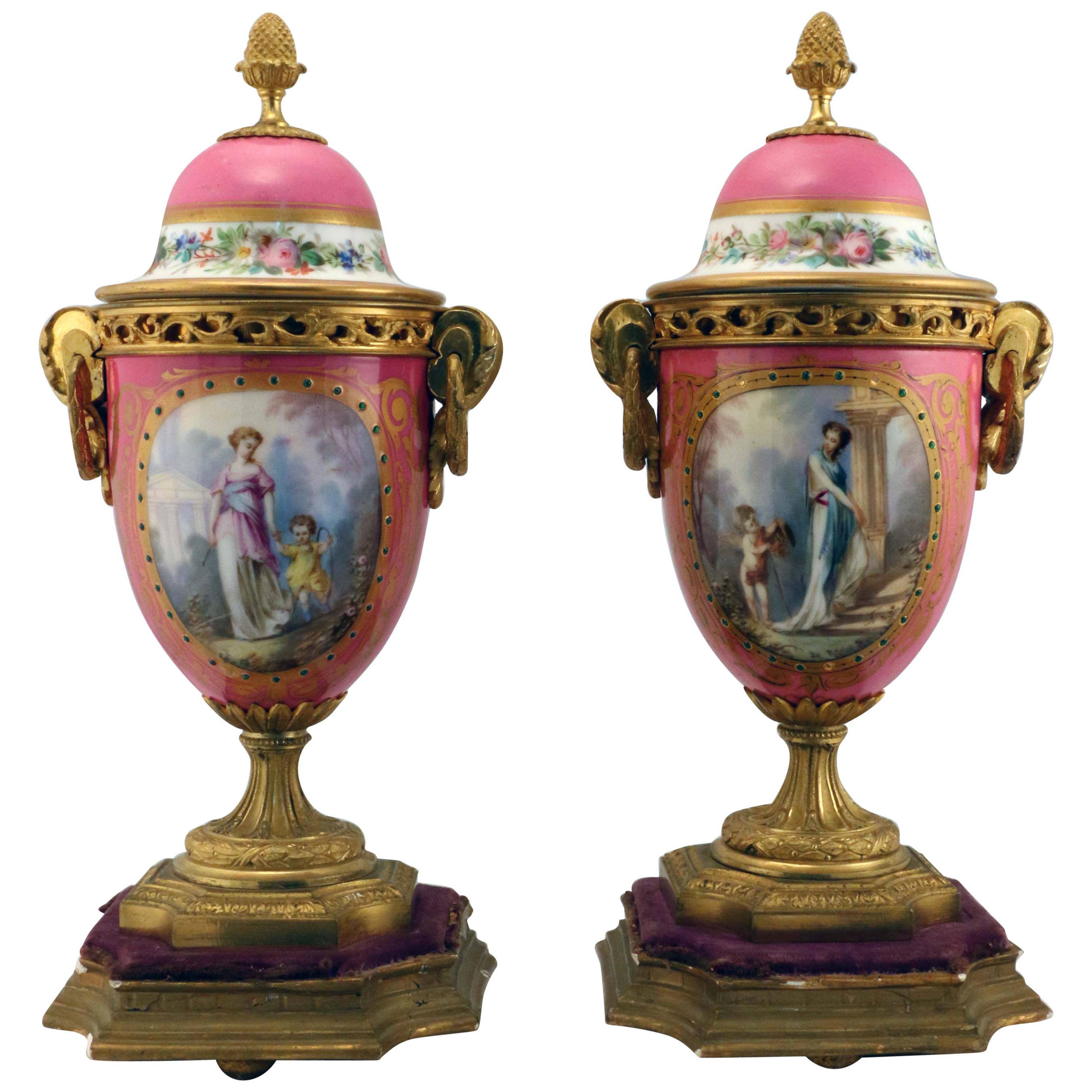 Paar vergoldete Bronze-Urnen im Louis XV-Stil mit rosafarbenem Porzellanüberzug im Angebot