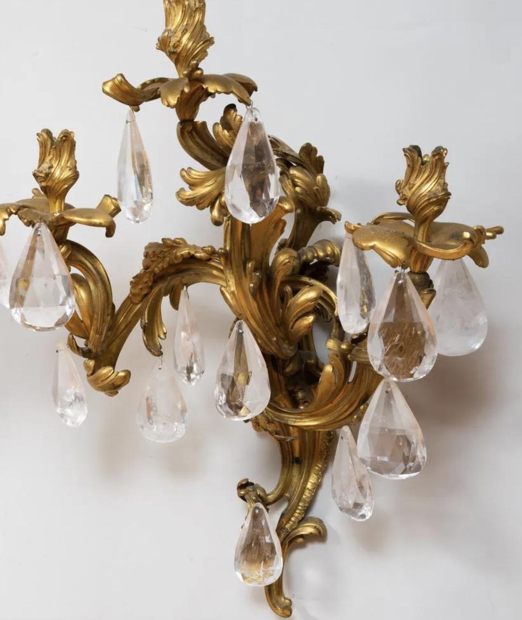 Paire d'appliques à trois lumières en cristal de roche de style Louis XV, montées en bronze doré.