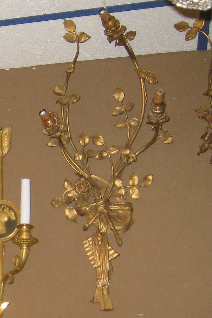 Paire assortie de grandes appliques en bronze ancien de style Louis XV français avec des motifs musicaux et néoclassiques comprenant des tambrels (une forme ancienne de tambourin), des flûtes, des rubans noués et des tiges et feuilles de roses. 