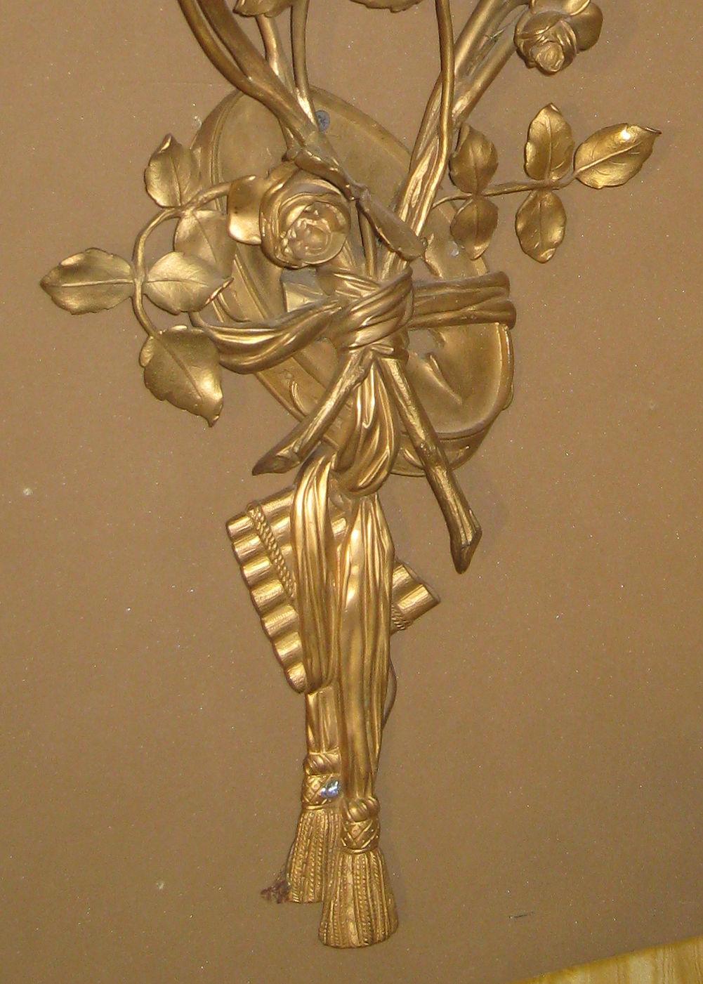 Doré Paire d'appliques anciennes de style Louis XV en bronze doré avec motif musical en vente