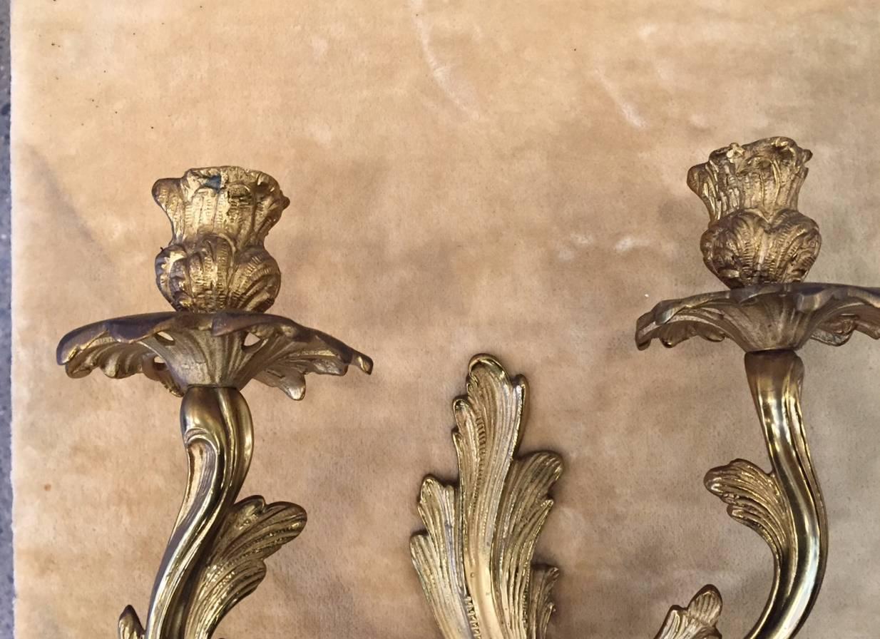 Paar französische Wandleuchter aus vergoldeter Bronze (Louis XV.) im Angebot