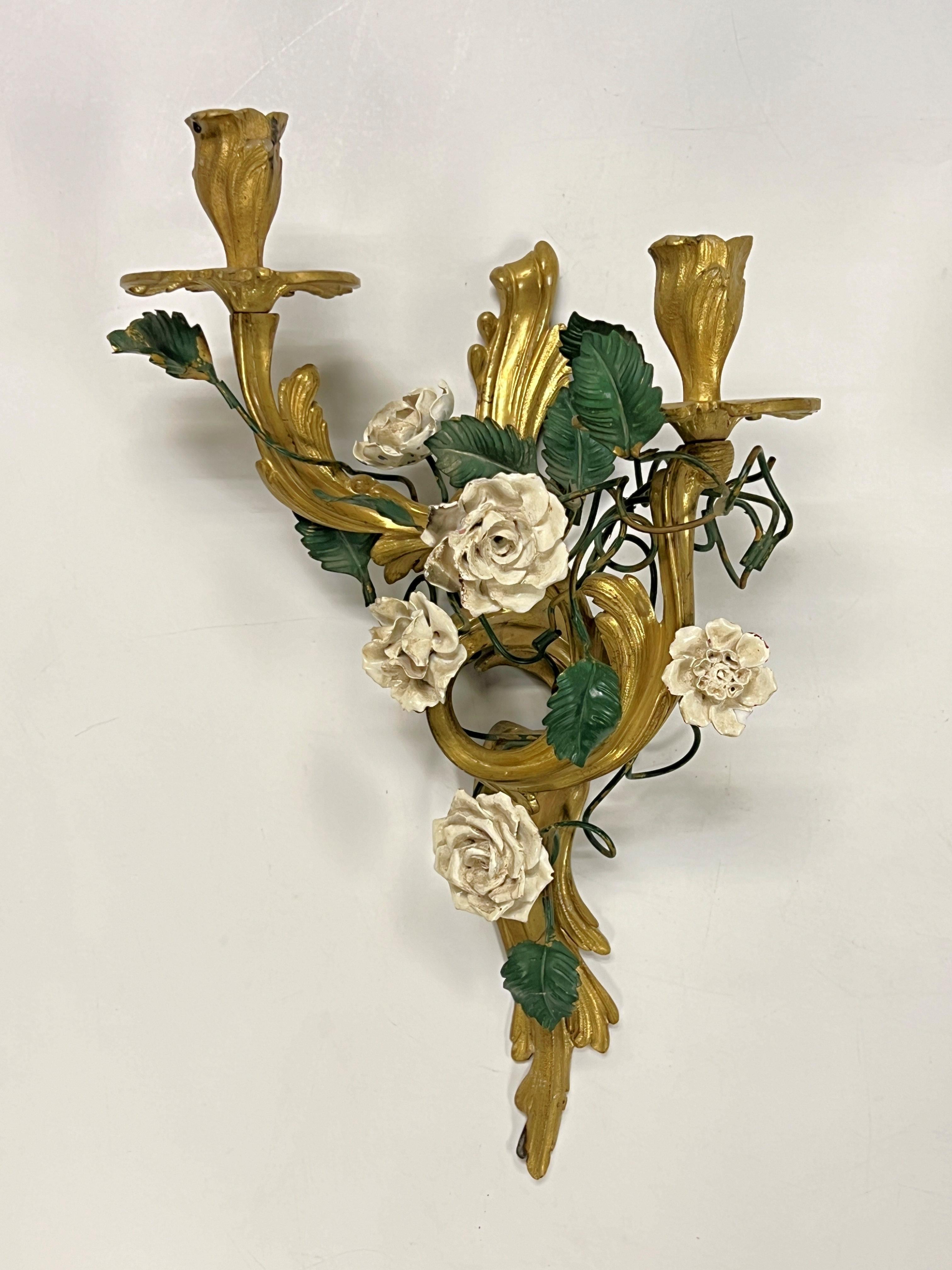 Coppia di appliques antiche (XIX secolo) in stile Luigi XV Rococò con due bracci a candela in bronzo dorato a forma di foglia e rose bianche e foglie verdi dipinte a mano in metallo.