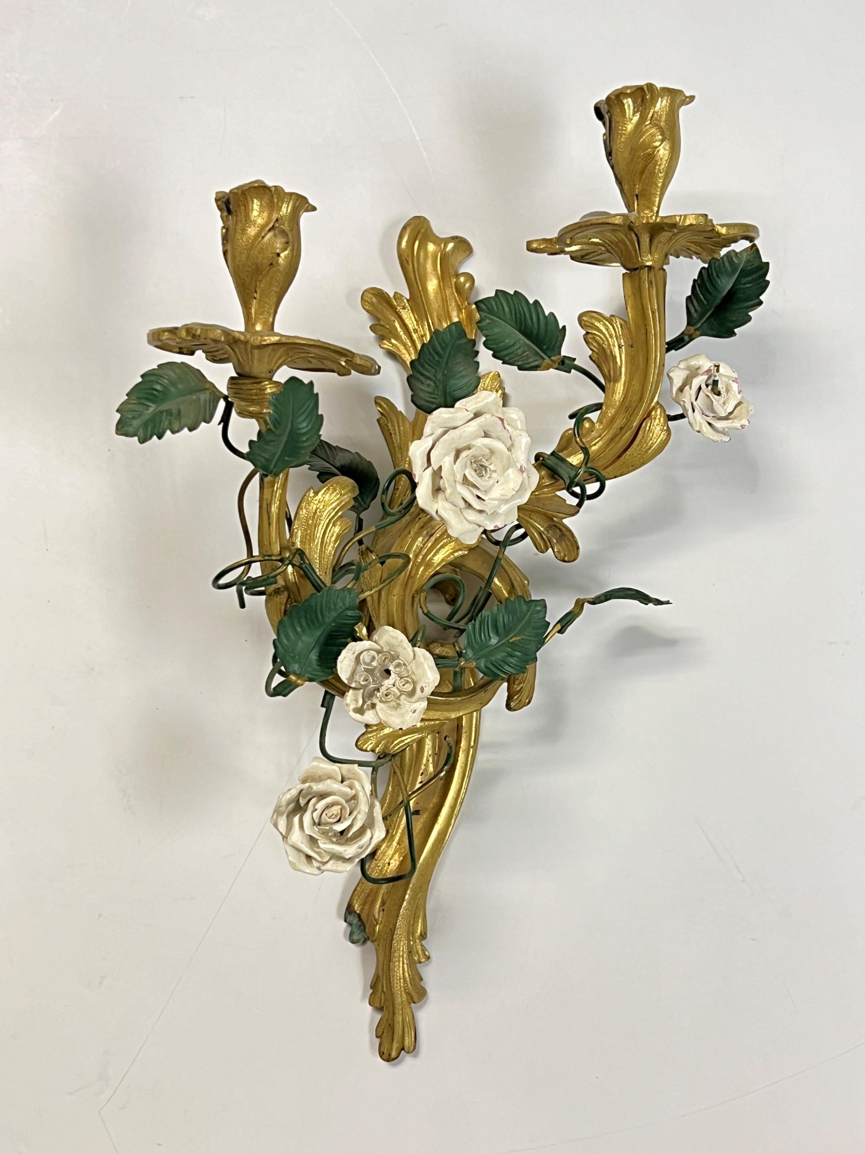Rococò Coppia di sconsigliere in bronzo dorato del XIX secolo in stile Luigi XV con rose bianche in vendita