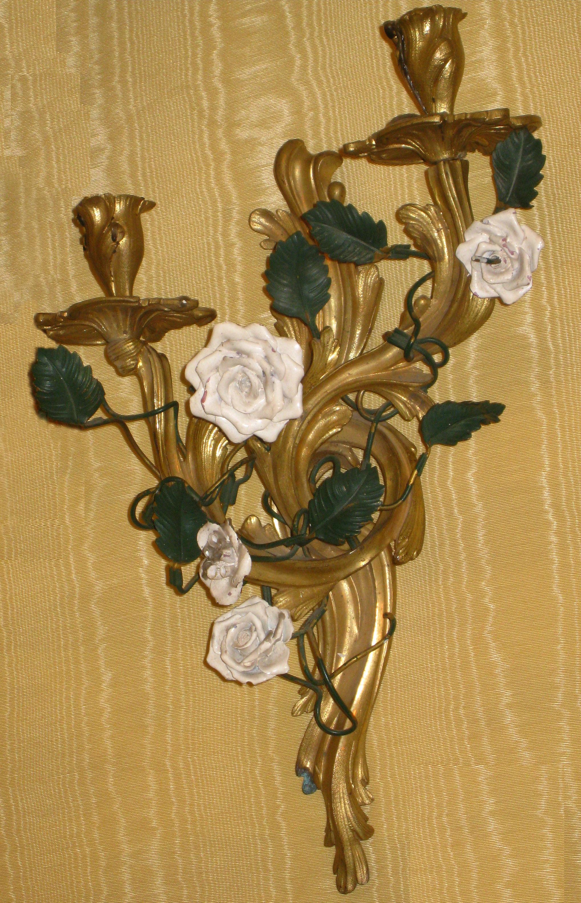 Paar vergoldete Bronze-Wandleuchter im Louis-XV-Stil mit Porzellanblumen (Vergoldet) im Angebot