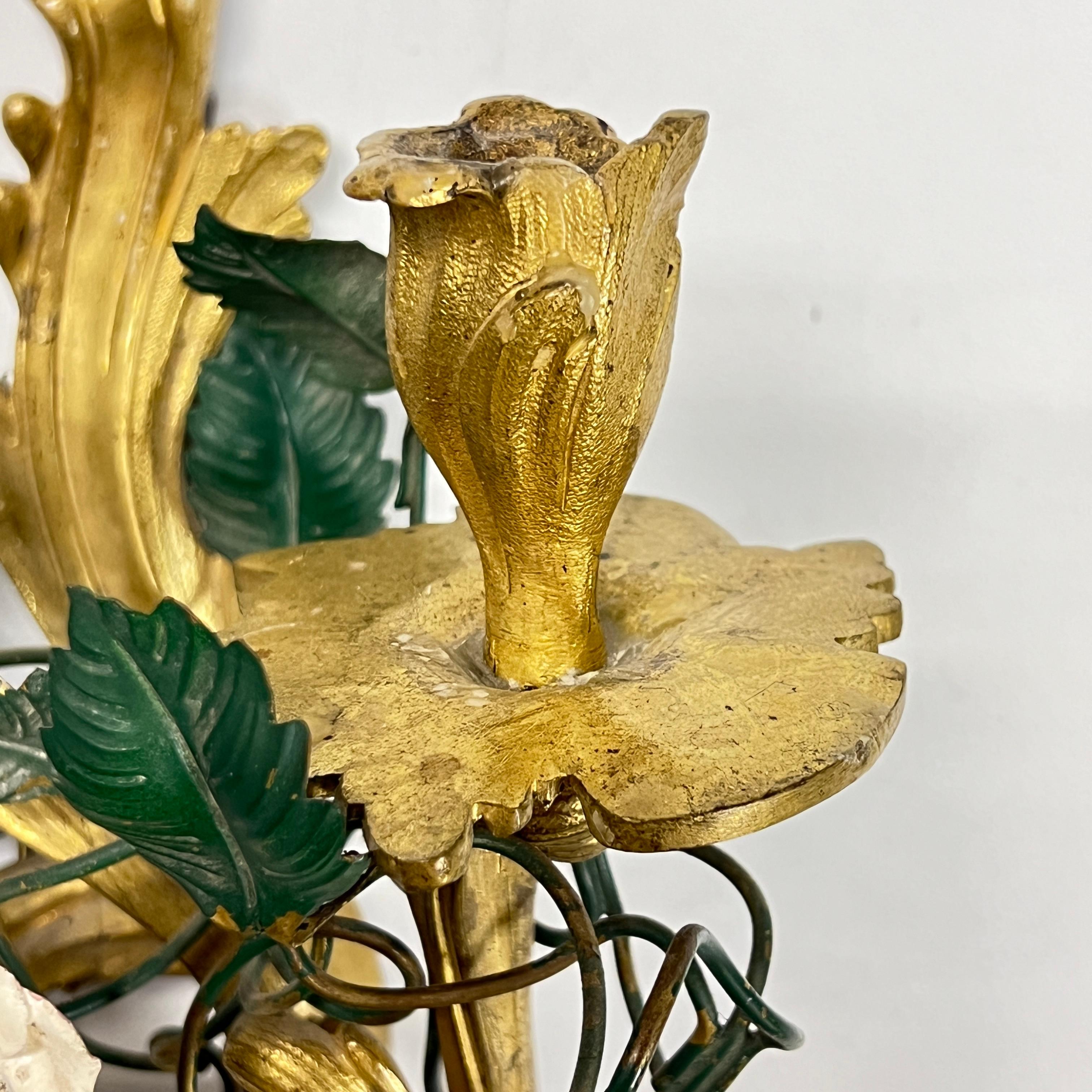 Francese Coppia di sconsigliere in bronzo dorato del XIX secolo in stile Luigi XV con rose bianche in vendita