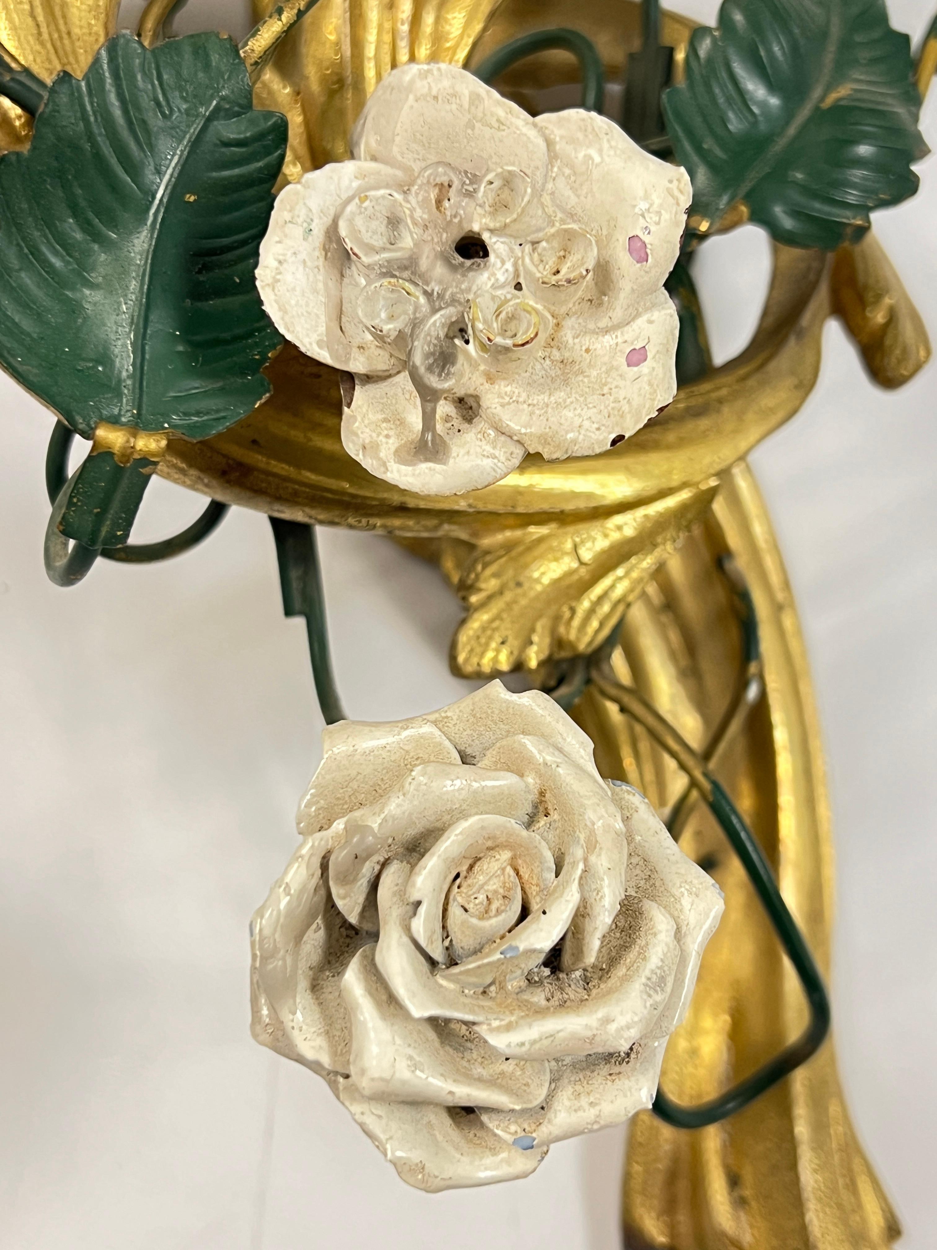 Dorato Coppia di sconsigliere in bronzo dorato del XIX secolo in stile Luigi XV con rose bianche in vendita