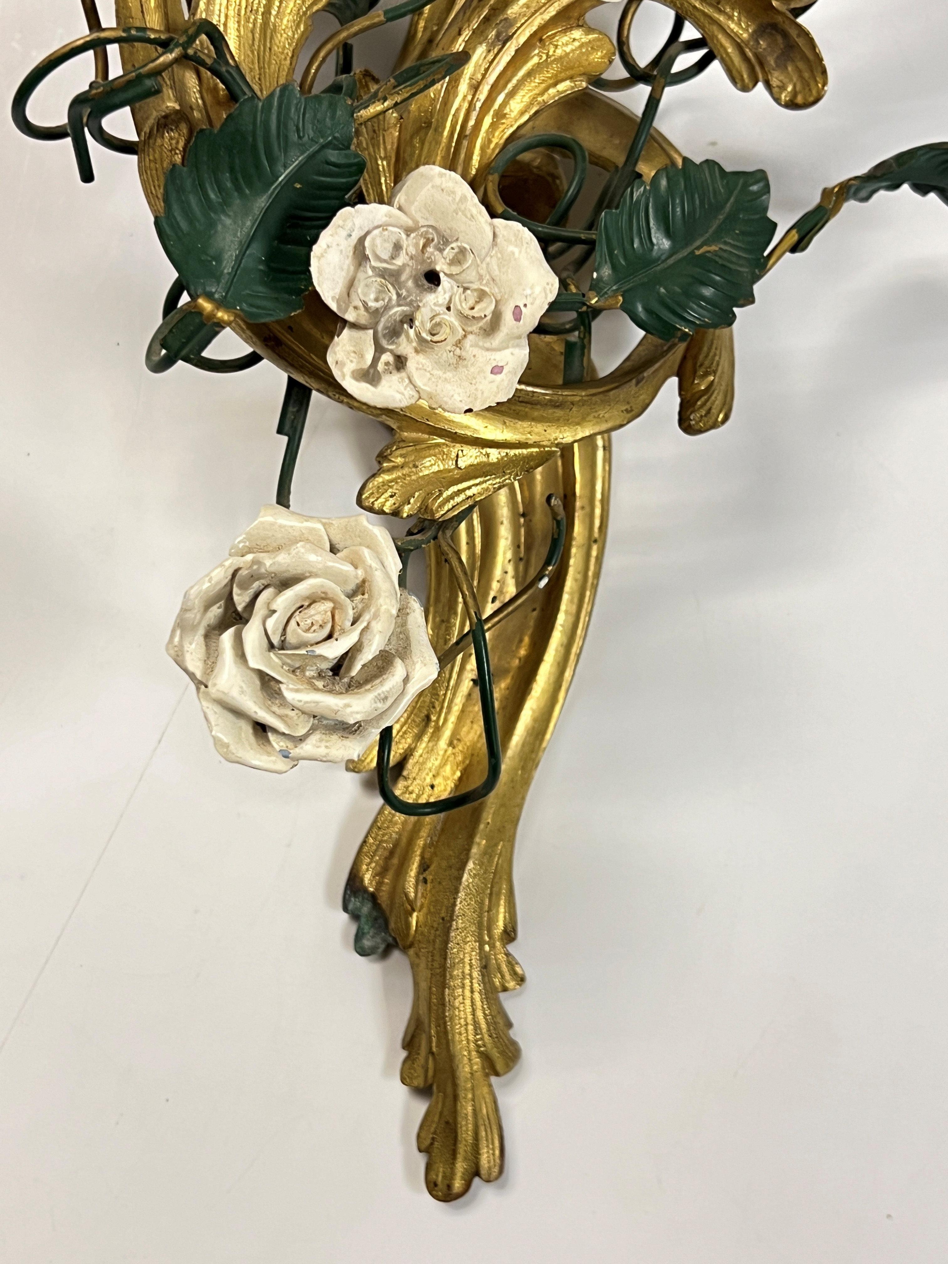 Coppia di sconsigliere in bronzo dorato del XIX secolo in stile Luigi XV con rose bianche In condizioni buone in vendita a New York, NY