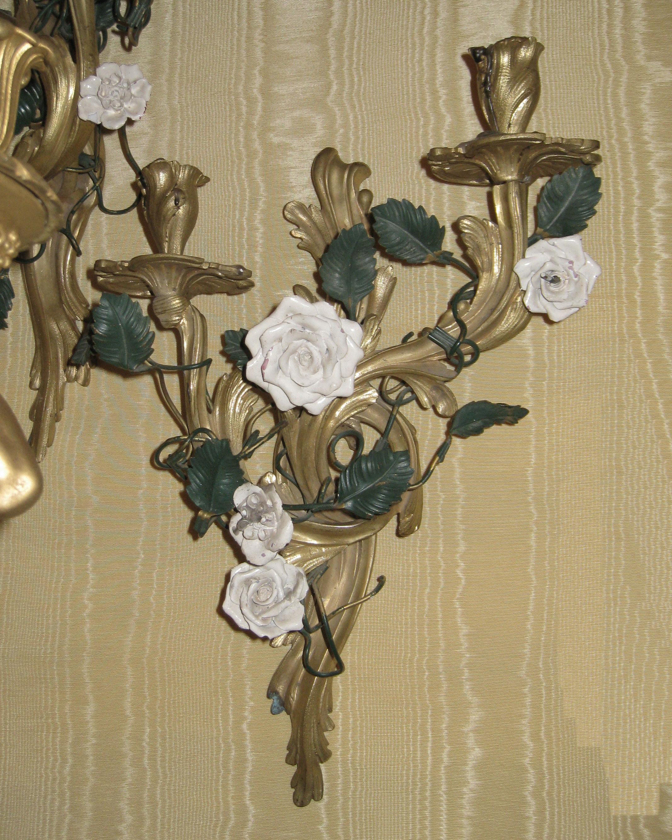 Paar vergoldete Bronze-Wandleuchter im Louis-XV-Stil mit Porzellanblumen im Angebot 1