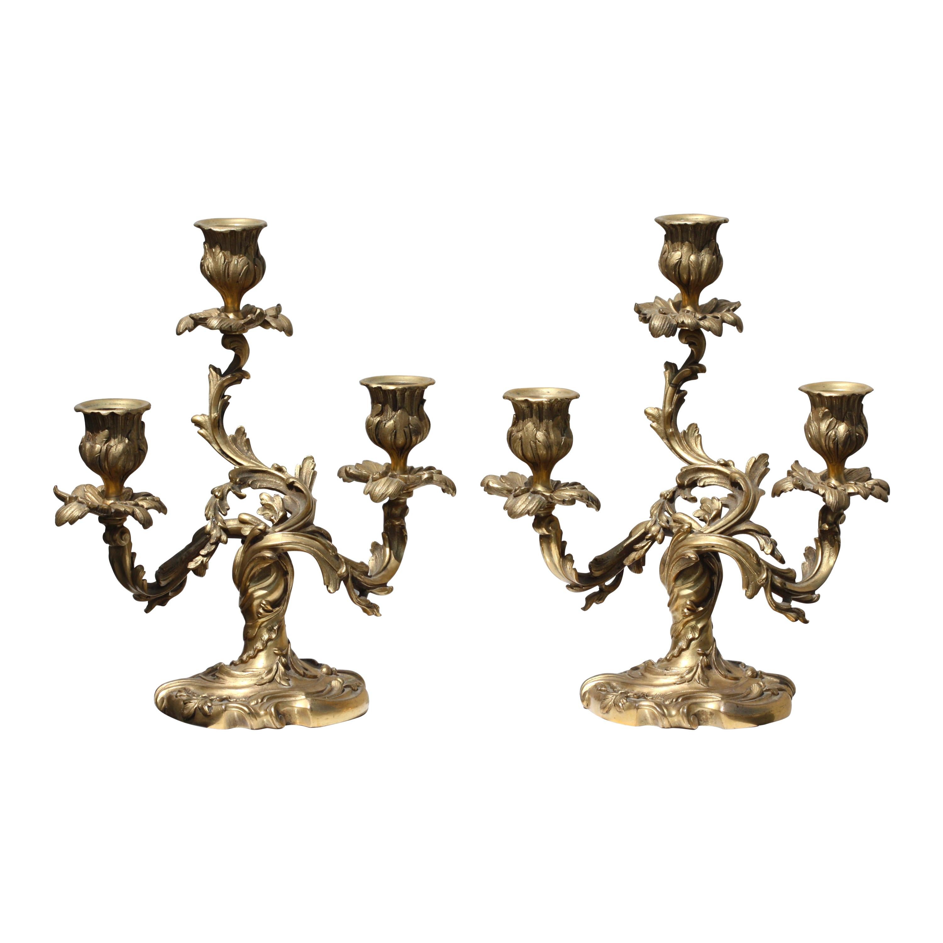 Zwei dreiflammige Kandelaber aus vergoldeter Bronze im Louis-XV-Stil