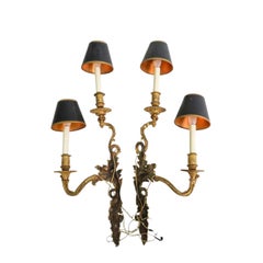 Zwei Wandleuchter aus vergoldeter Bronze im Louis-XV-Stil mit schwarzen Lampenschirmen