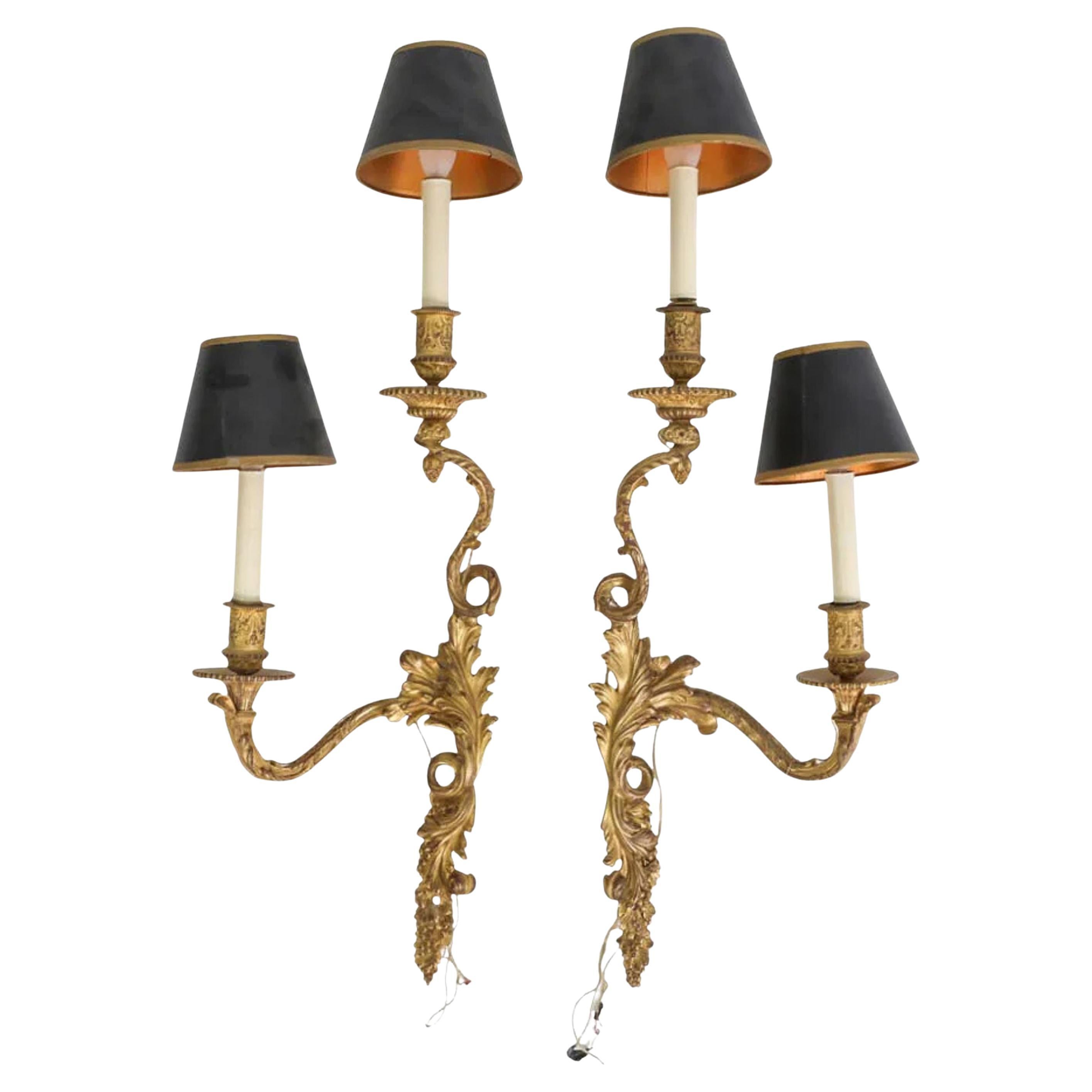 Coppia di applique a due luci in bronzo dorato in stile Luigi XV con paralumi neri