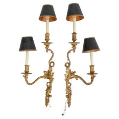 Zwei Wandleuchter aus vergoldeter Bronze im Louis-XV-Stil mit schwarzen Lampenschirmen