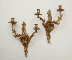 Coppia di lampade da parete in bronzo dorato in stile Luigi XV
