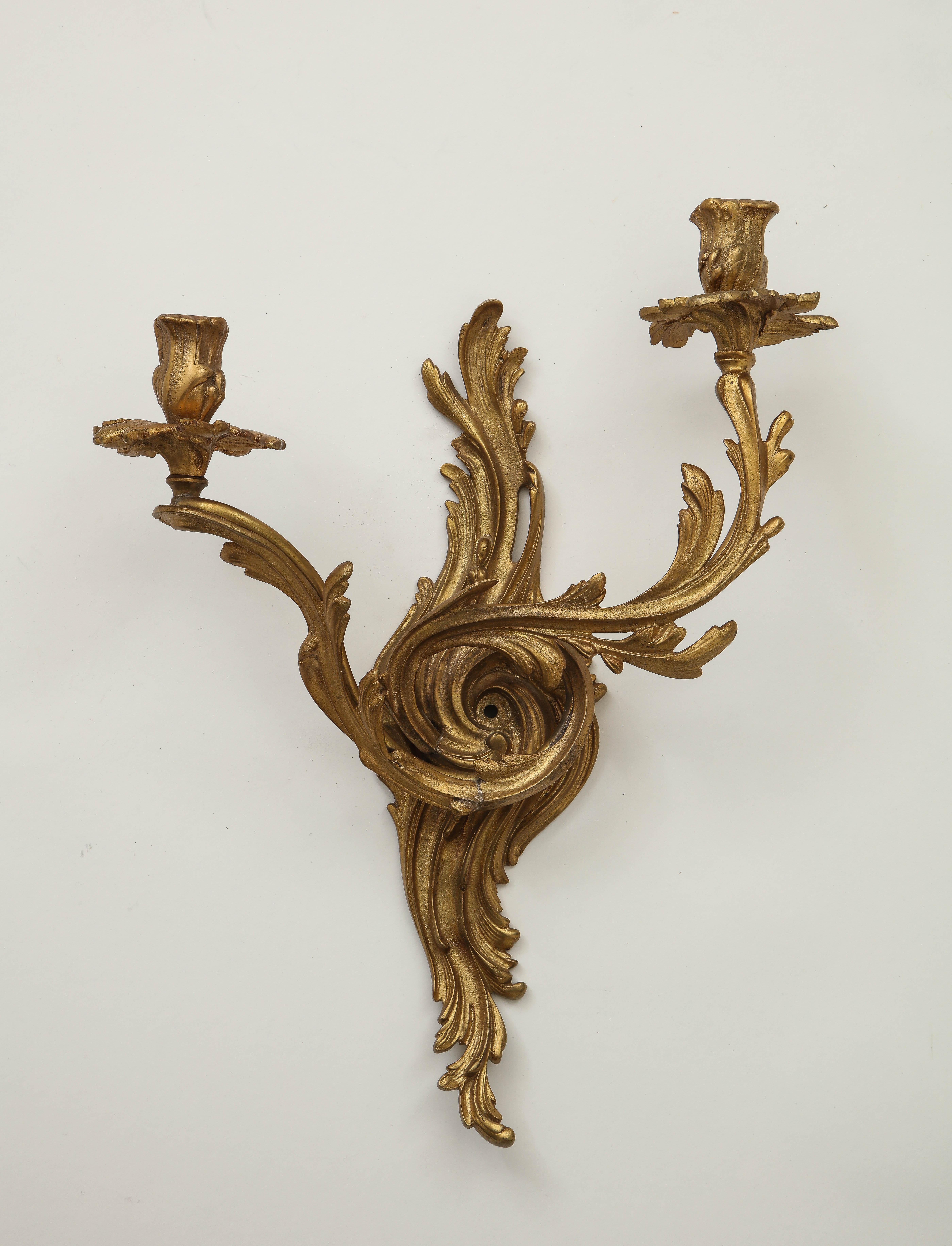 Paar Wandleuchten aus vergoldeter Bronze im Louis XV-Stil (Rokoko) im Angebot