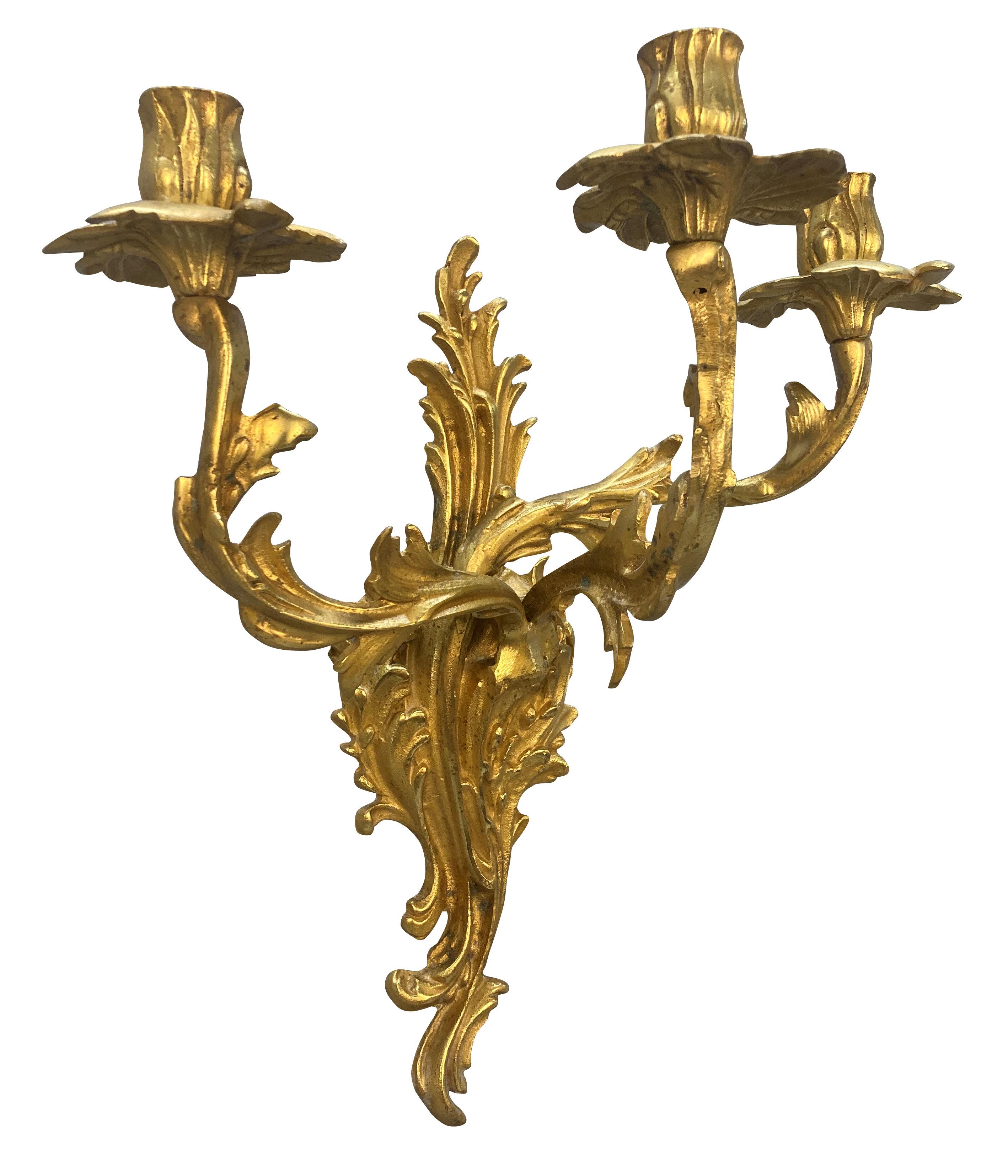 Pareja De Apliques De Bronce Dorado Estilo Luis XV Francés en venta