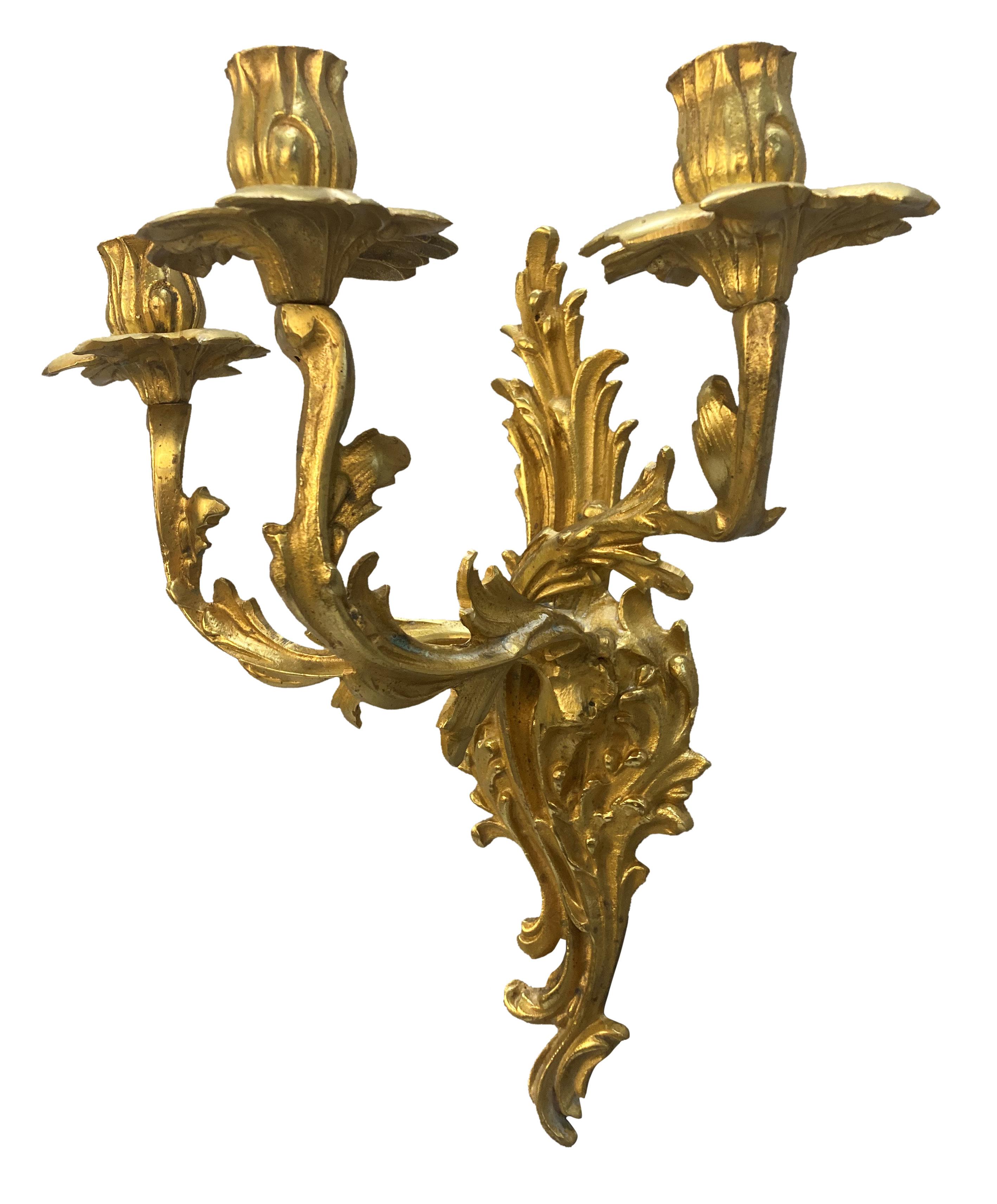 Pareja De Apliques De Bronce Dorado Estilo Luis XV en Bueno estado para la venta en Kent, Dover